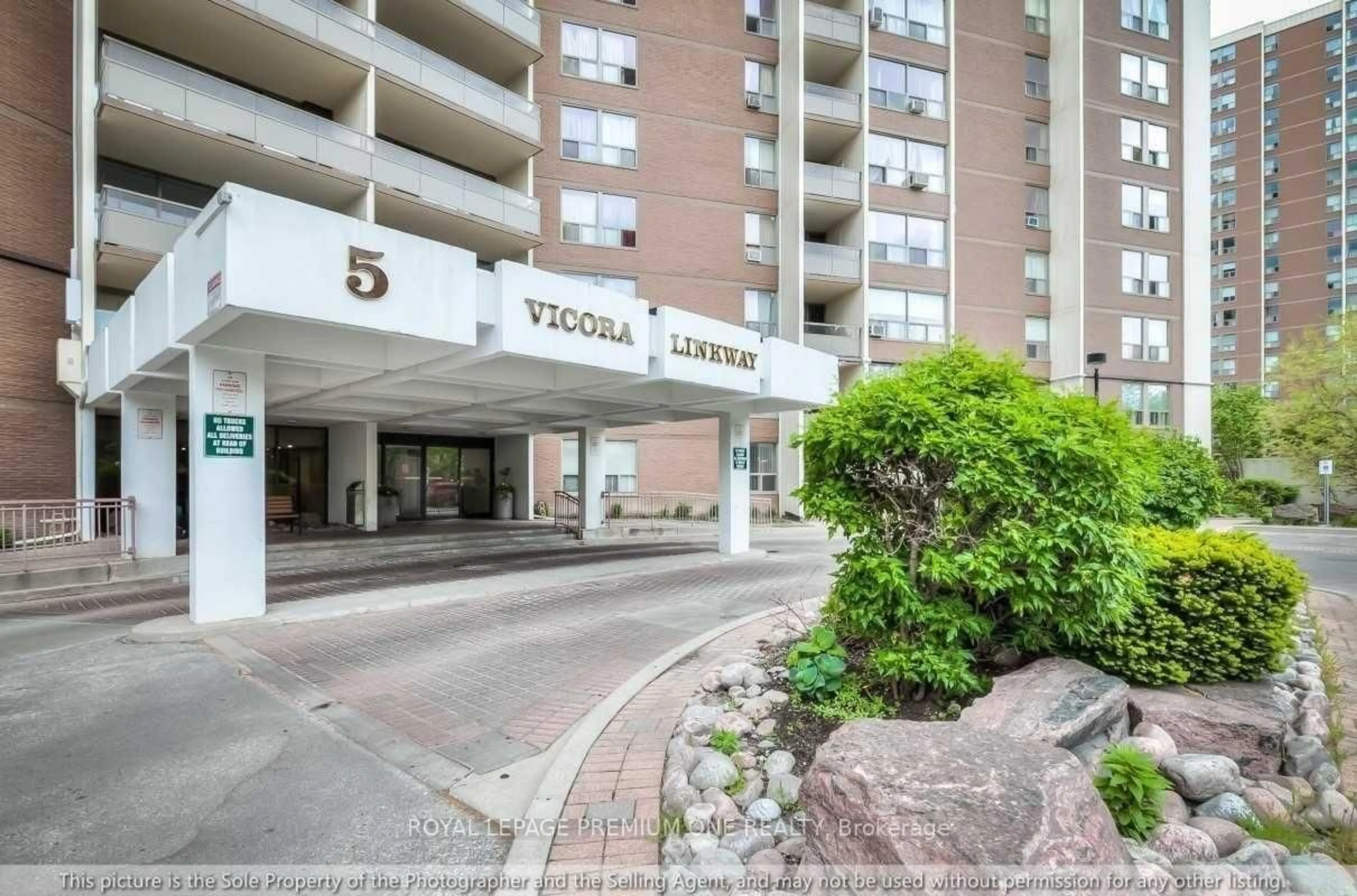 Indoor foyer for 5 Vicora Linkway #210, Toronto Ontario M3C 1A4