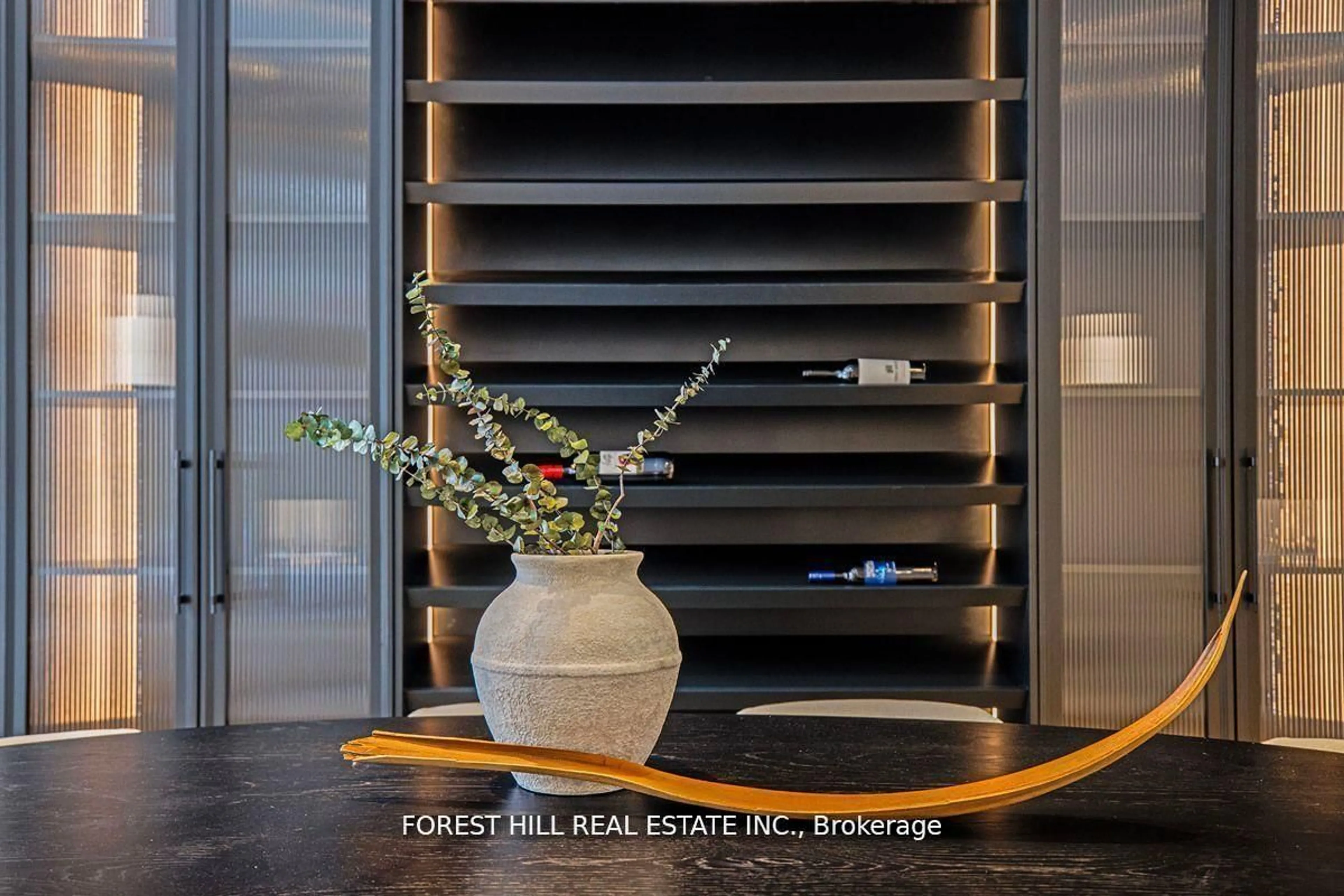 Indoor foyer for 437 Euclid Ave, Toronto Ontario M6G 2T1