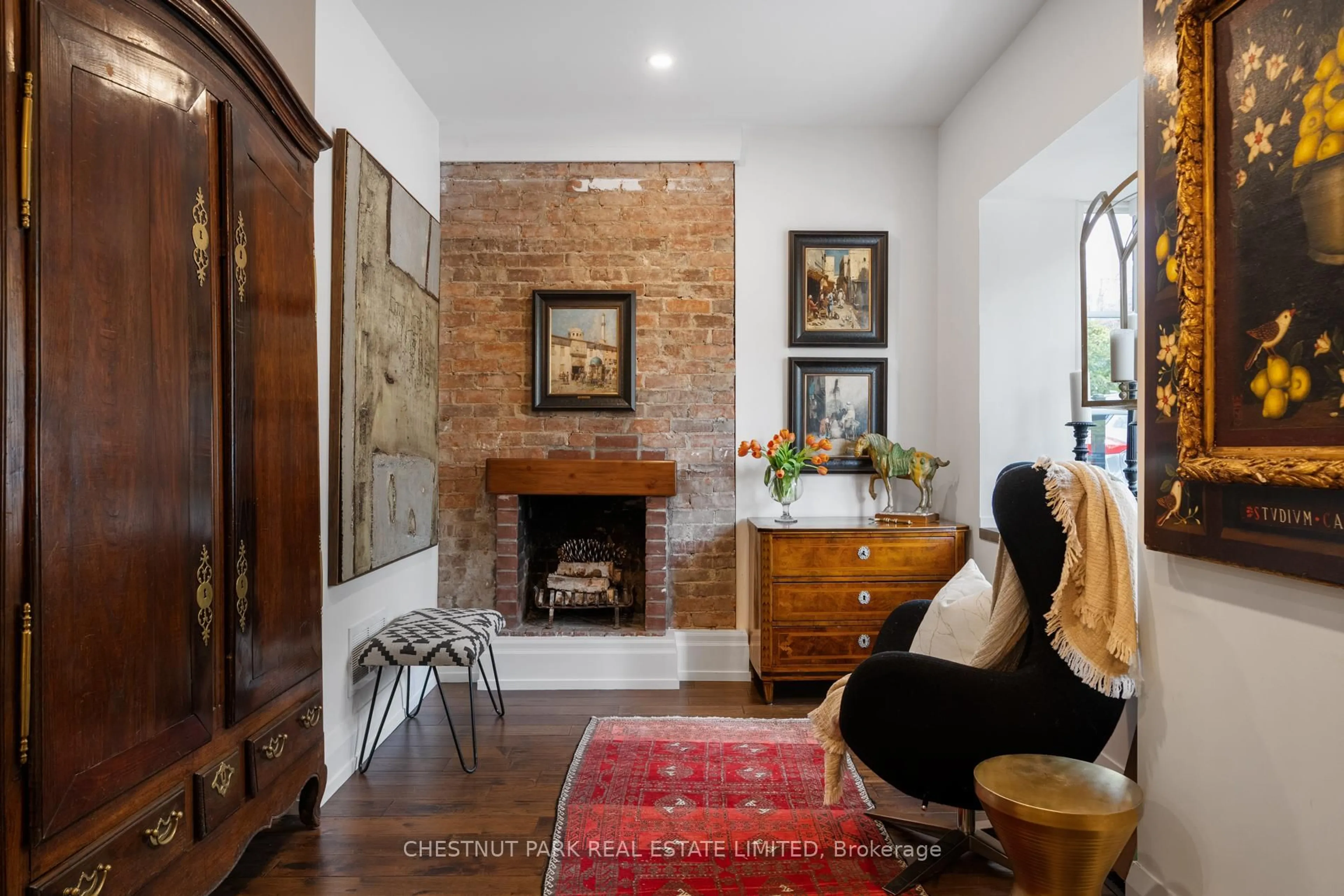 Indoor foyer for 61 Woodlawn Ave, Toronto Ontario M4V 1G6