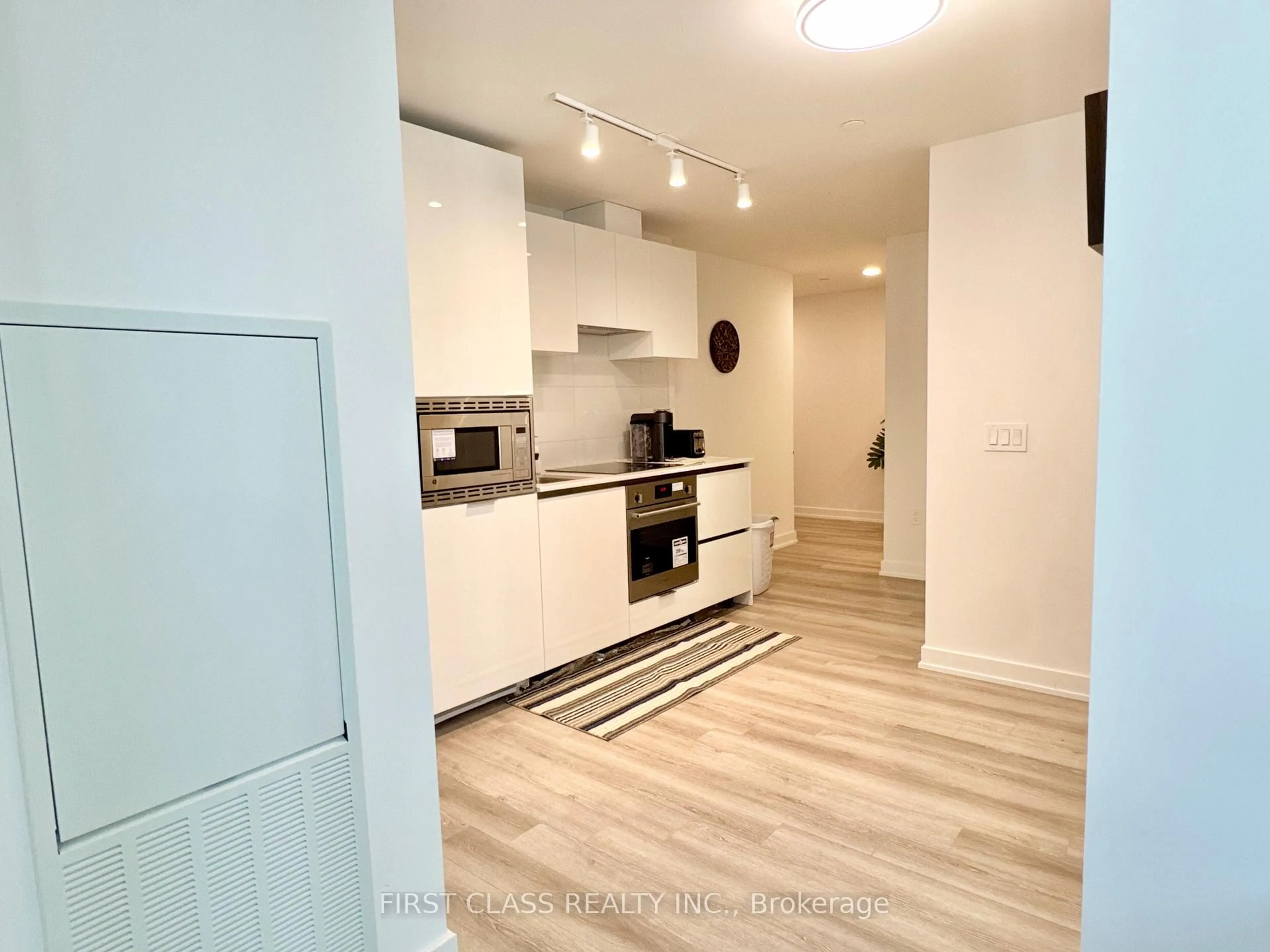 Standard kitchen, unknown for 230 Simcoe St #2912, Toronto Ontario M5T 1T4