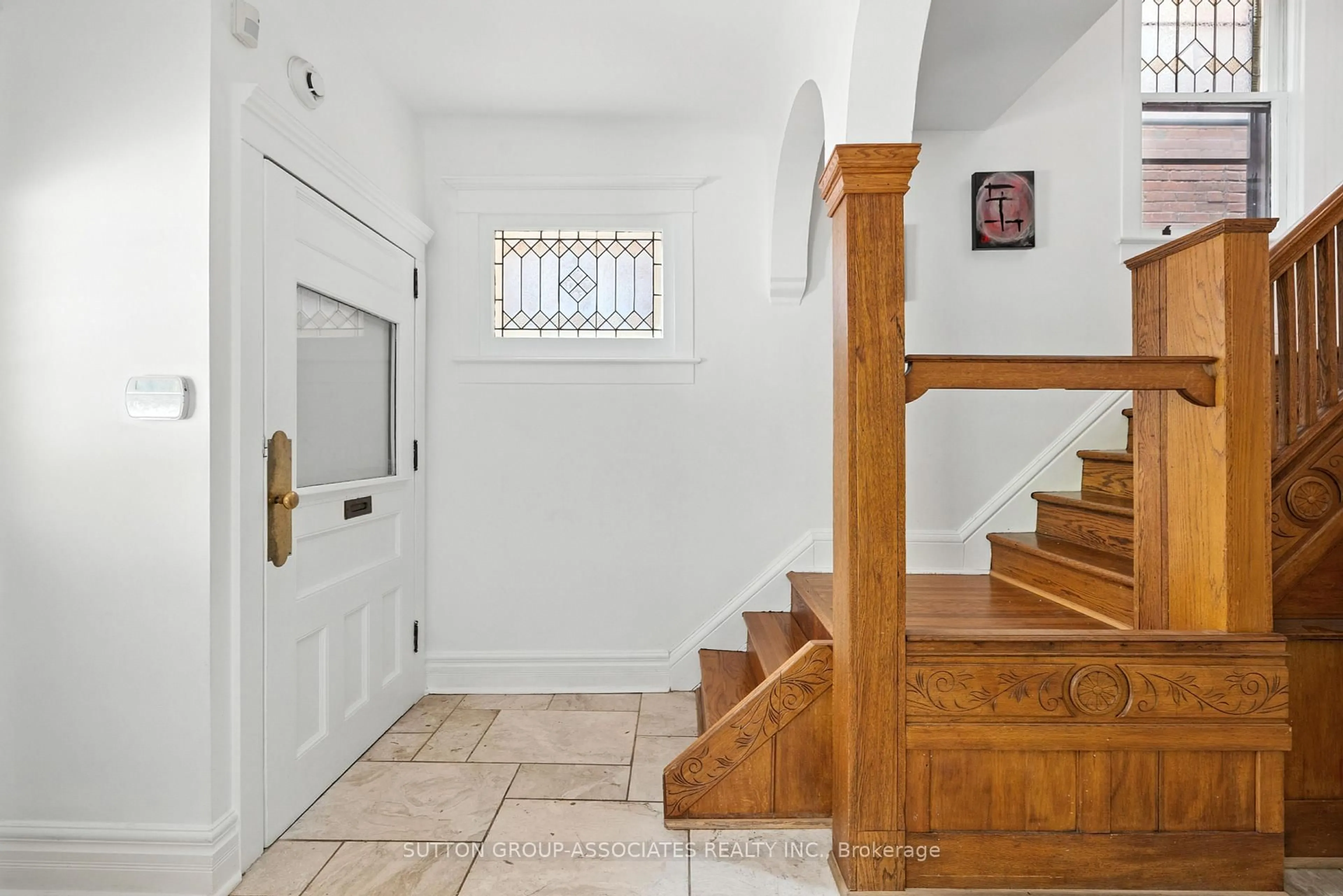 Indoor foyer for 174 Madison Ave, Toronto Ontario M5R 2S5