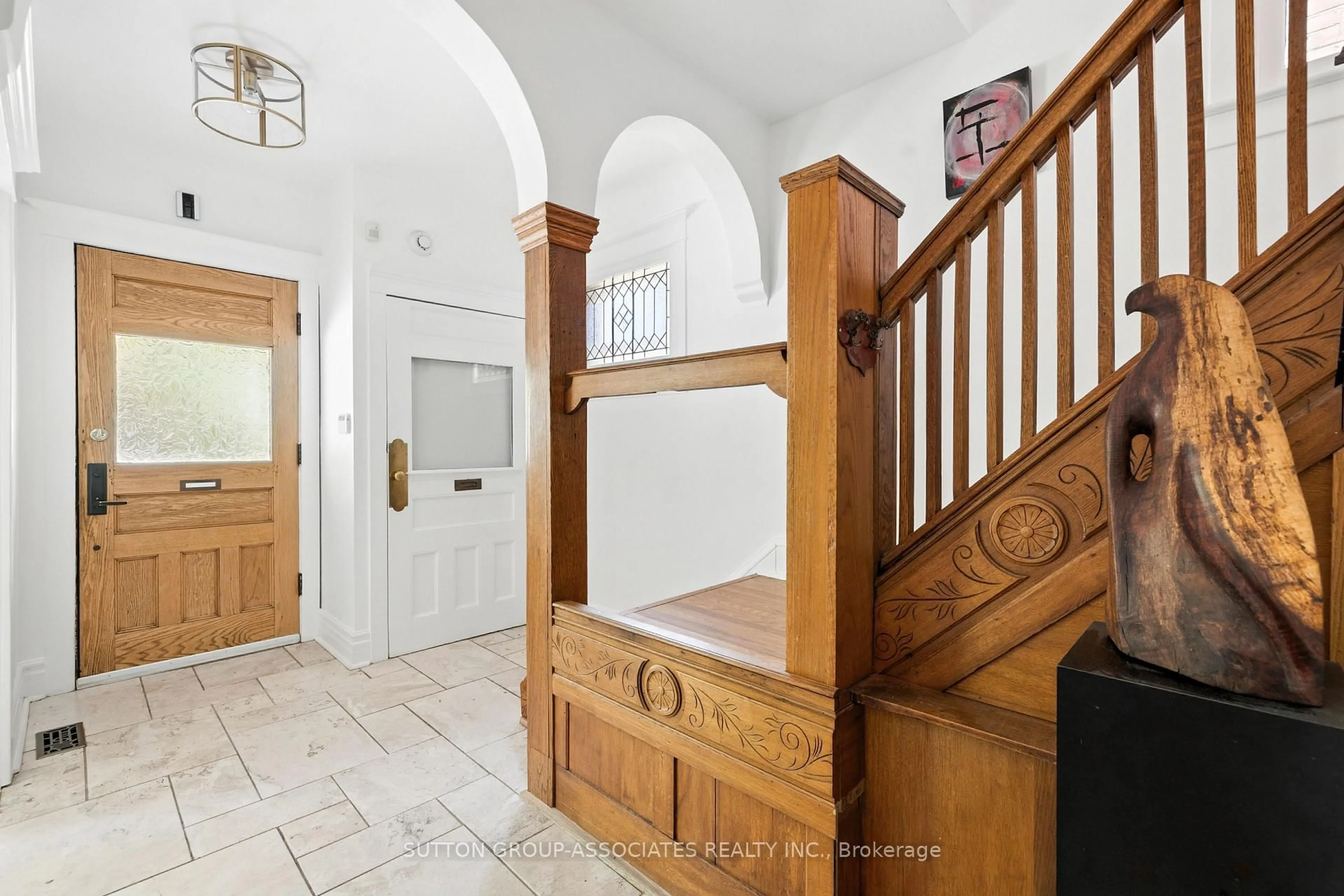 Indoor foyer for 174 Madison Ave, Toronto Ontario M5R 2S5