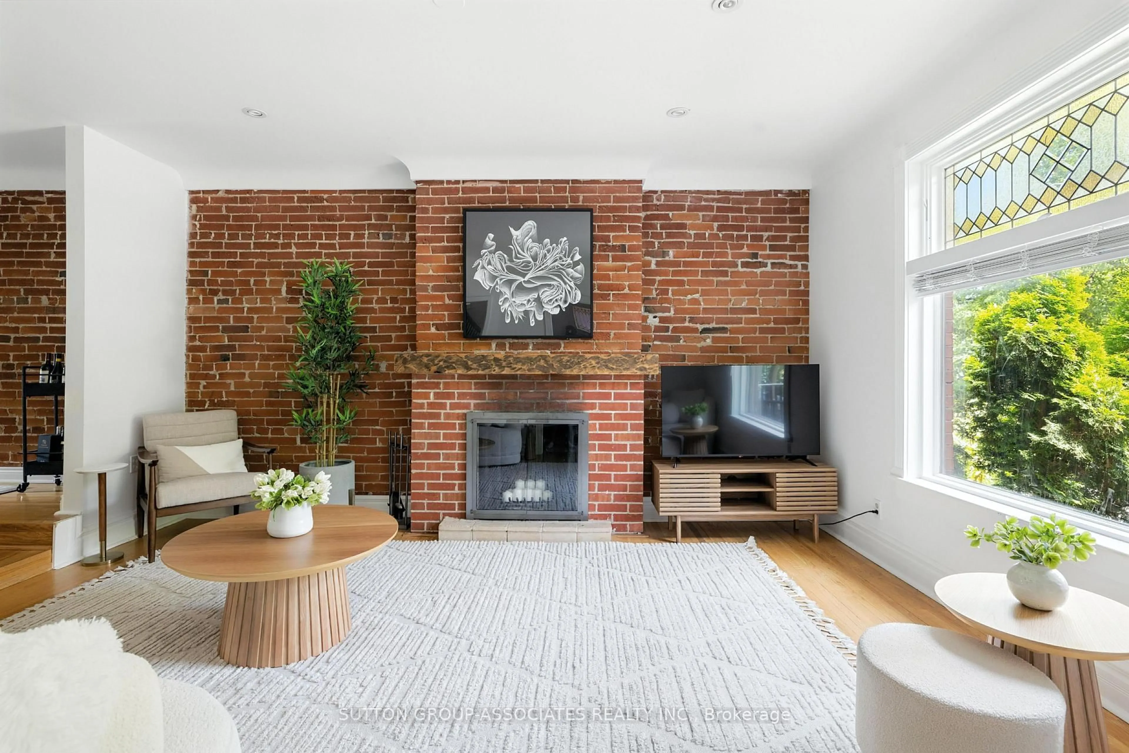 Living room with furniture, unknown for 174 Madison Ave, Toronto Ontario M5R 2S5