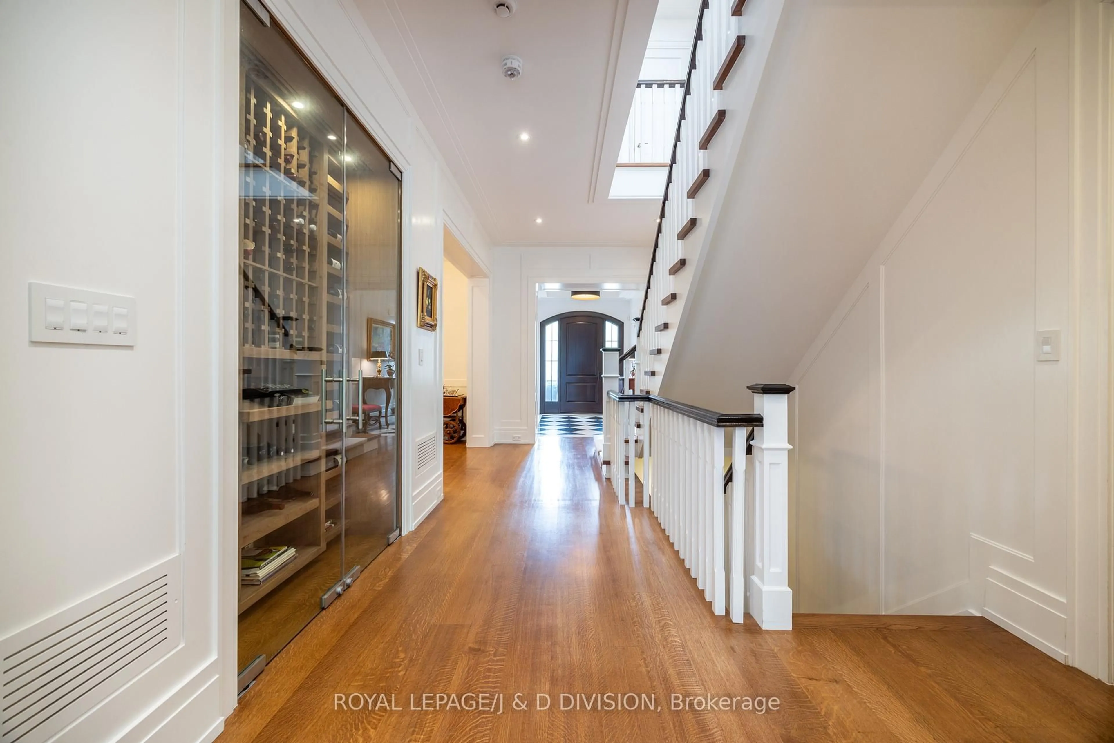 Indoor foyer for 162 Dawlish Ave, Toronto Ontario M4N 1H5