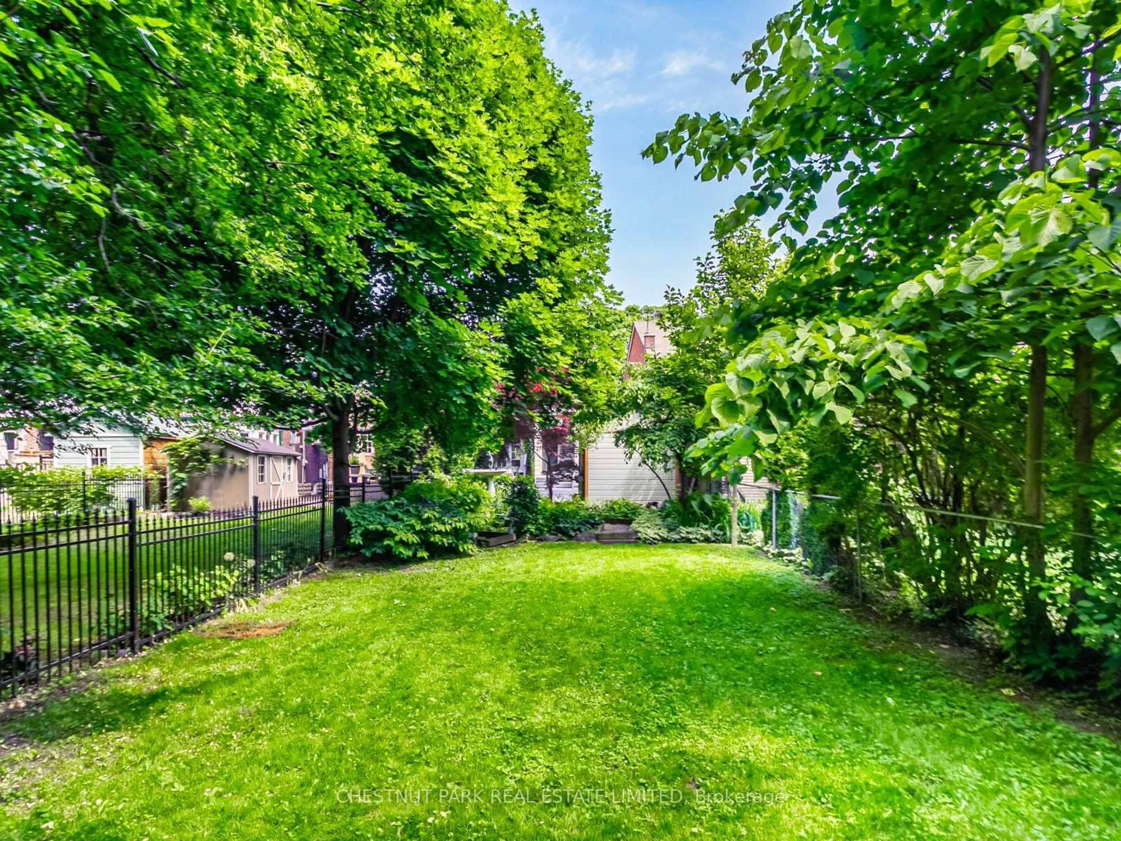 A pic from outside/outdoor area/front of a property/back of a property/a pic from drone, street for 199 Glengrove Ave, Toronto Ontario M4R 1P4