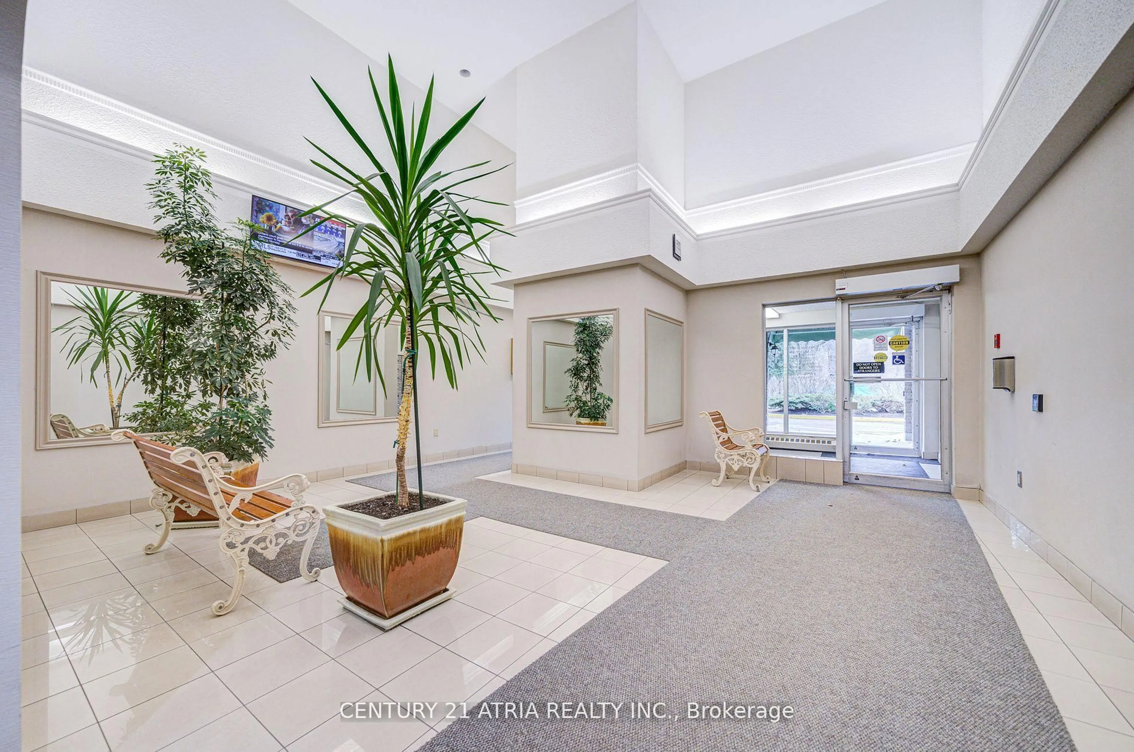 Indoor foyer for 4005 Don Mills Rd #326, Toronto Ontario M2N 3J9