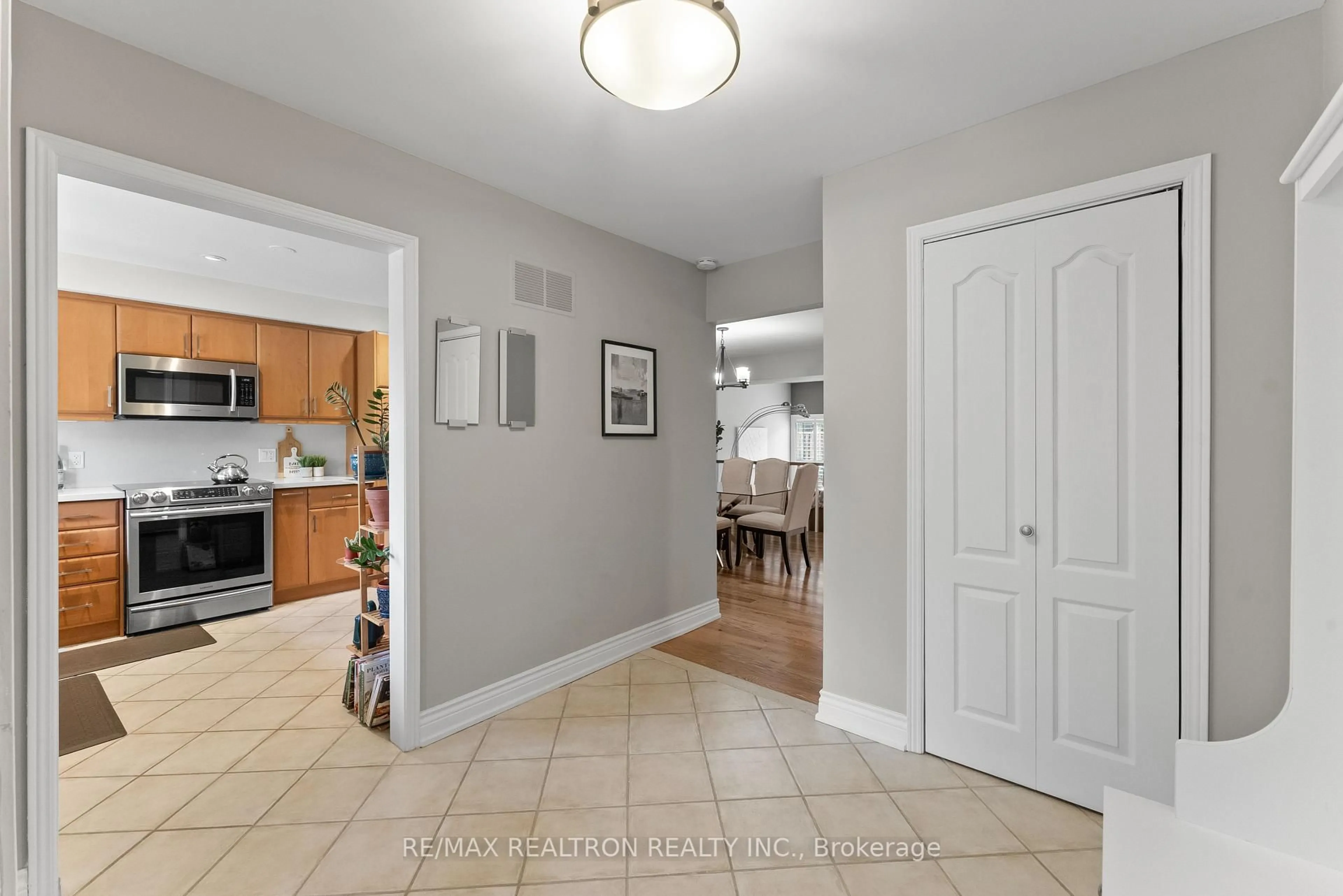 Indoor entryway for 316 Torresdale Ave, Toronto Ontario M2R 3N3