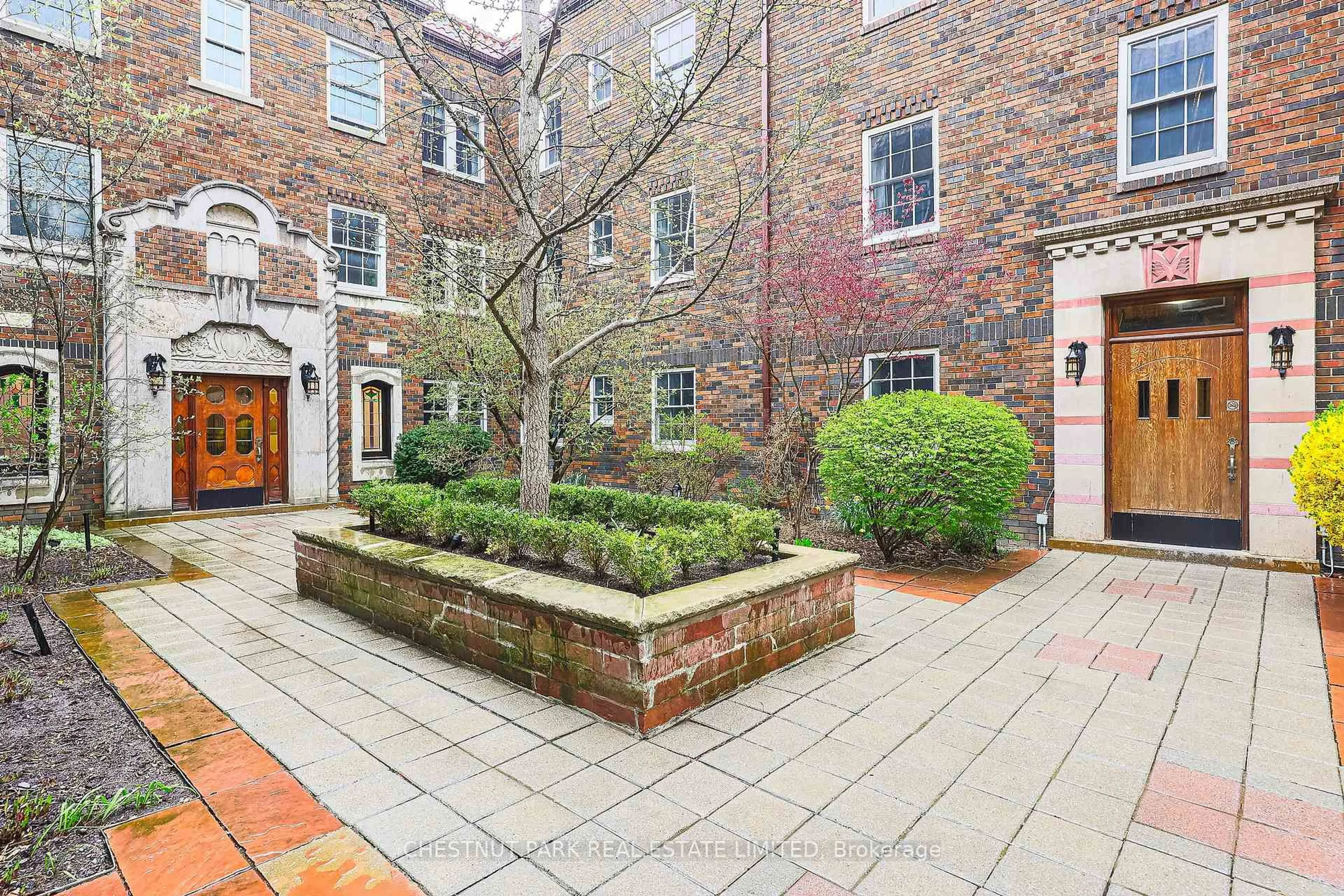 Patio, street for 480 Oriole Pkwy #111, Toronto Ontario M5P 2H8