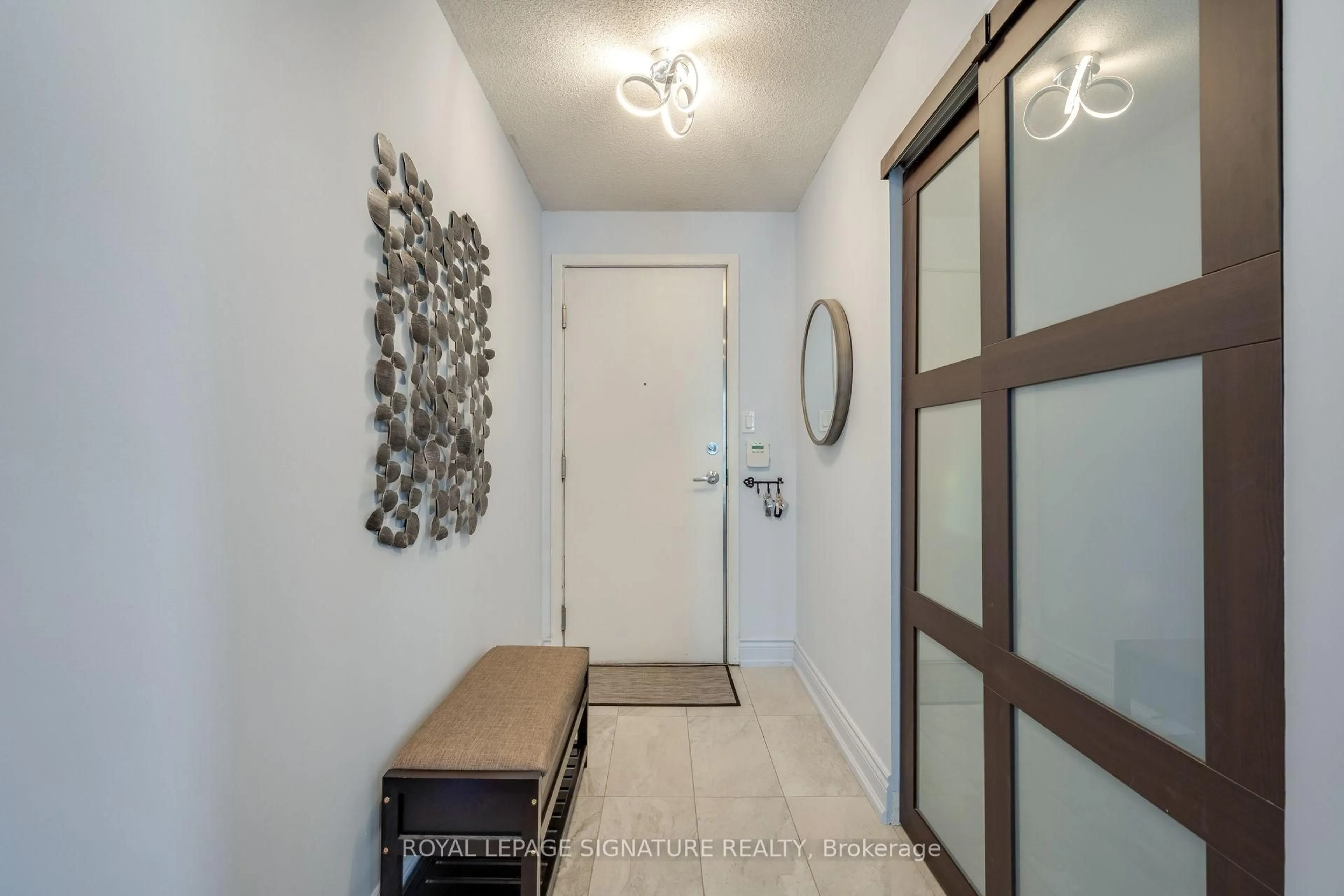 Indoor entryway for 323 Richmond St #712, Toronto Ontario M5A 4R3