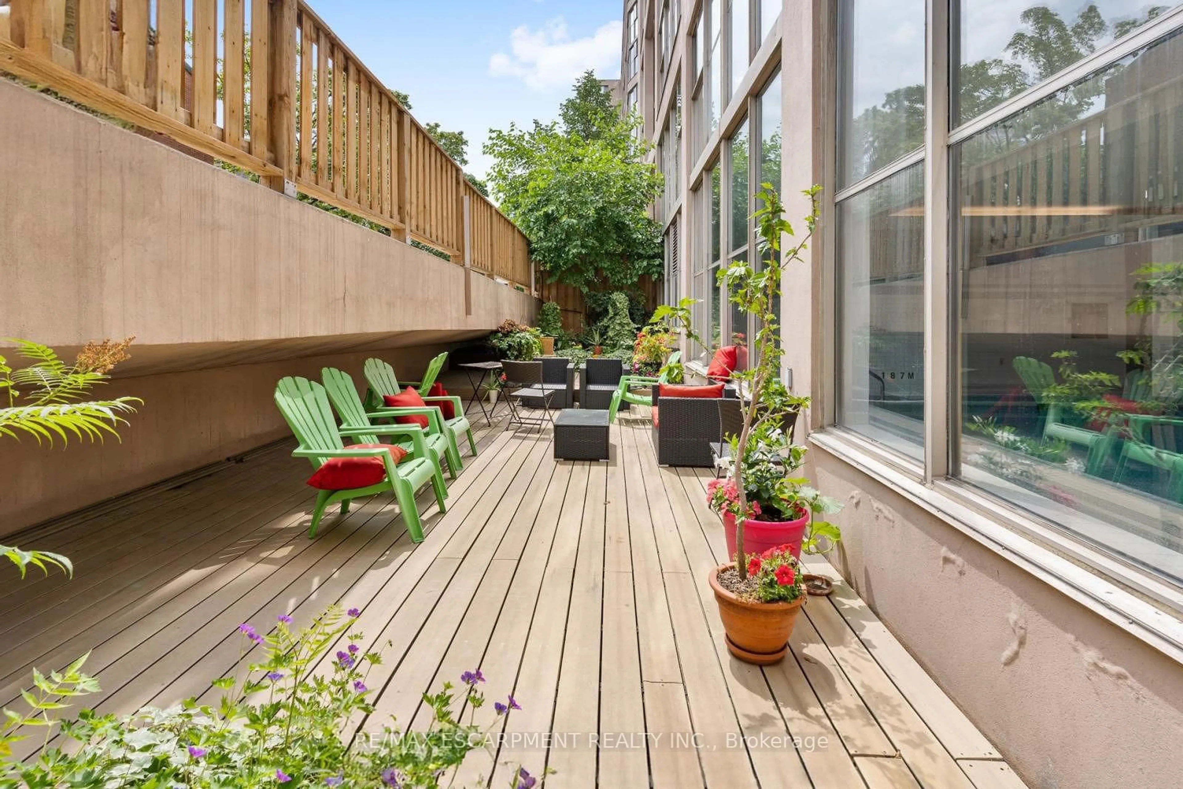 Patio, street for 65 Scadding Ave #811, Toronto Ontario M5A 4L1