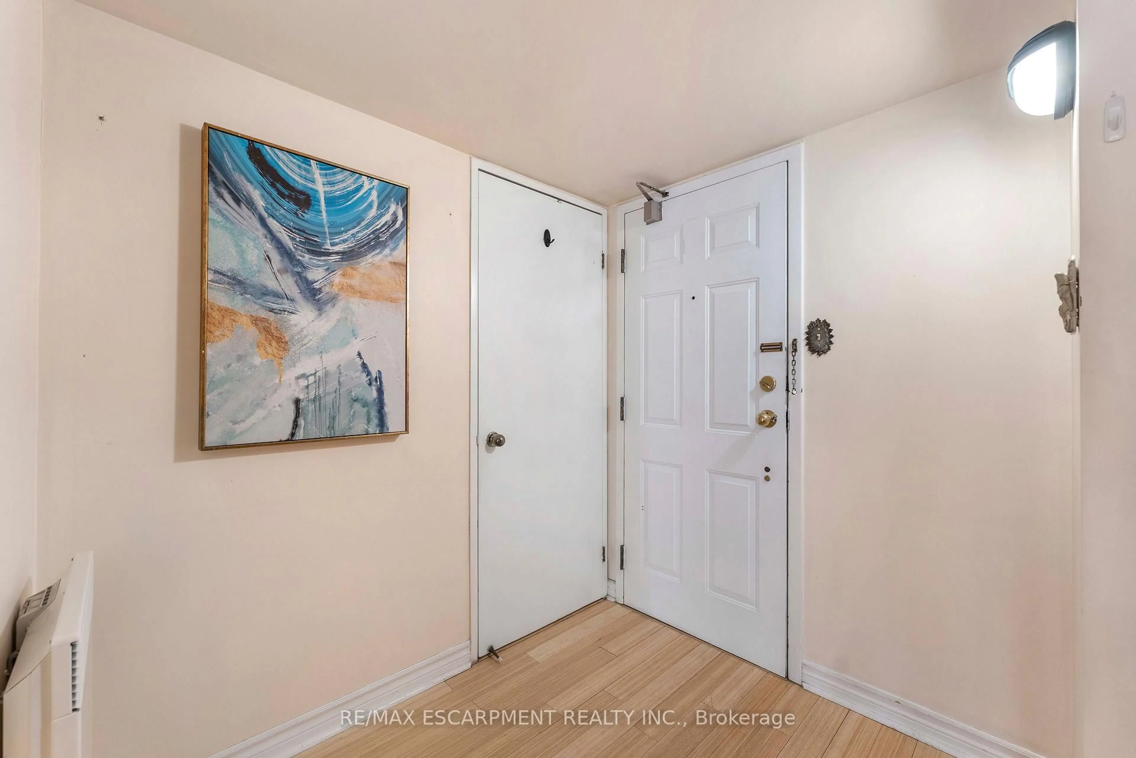 Indoor entryway for 65 Scadding Ave #811, Toronto Ontario M5A 4L1