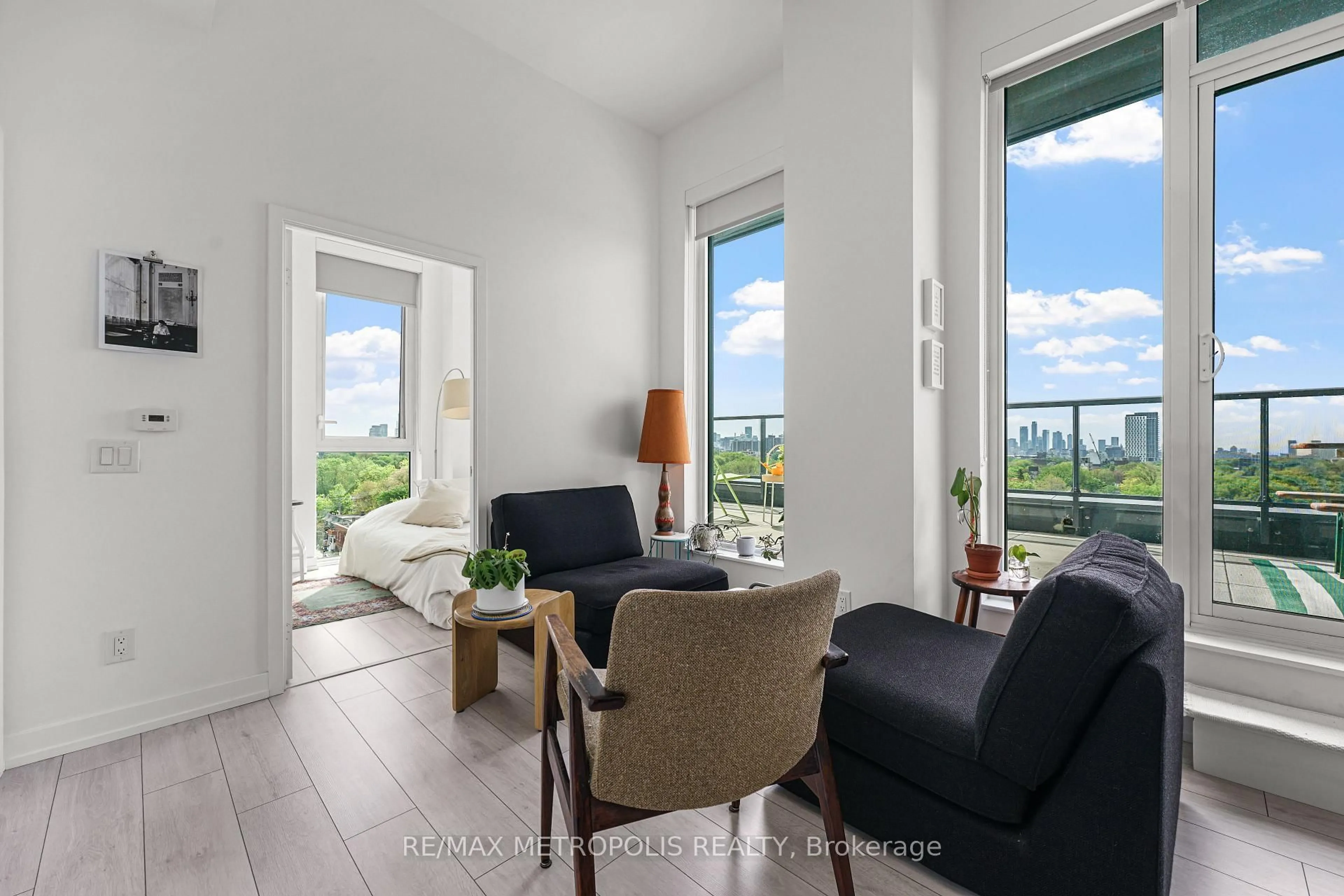 Living room with furniture, unknown for 500 Dupont St #815, Toronto Ontario M6G 0B8
