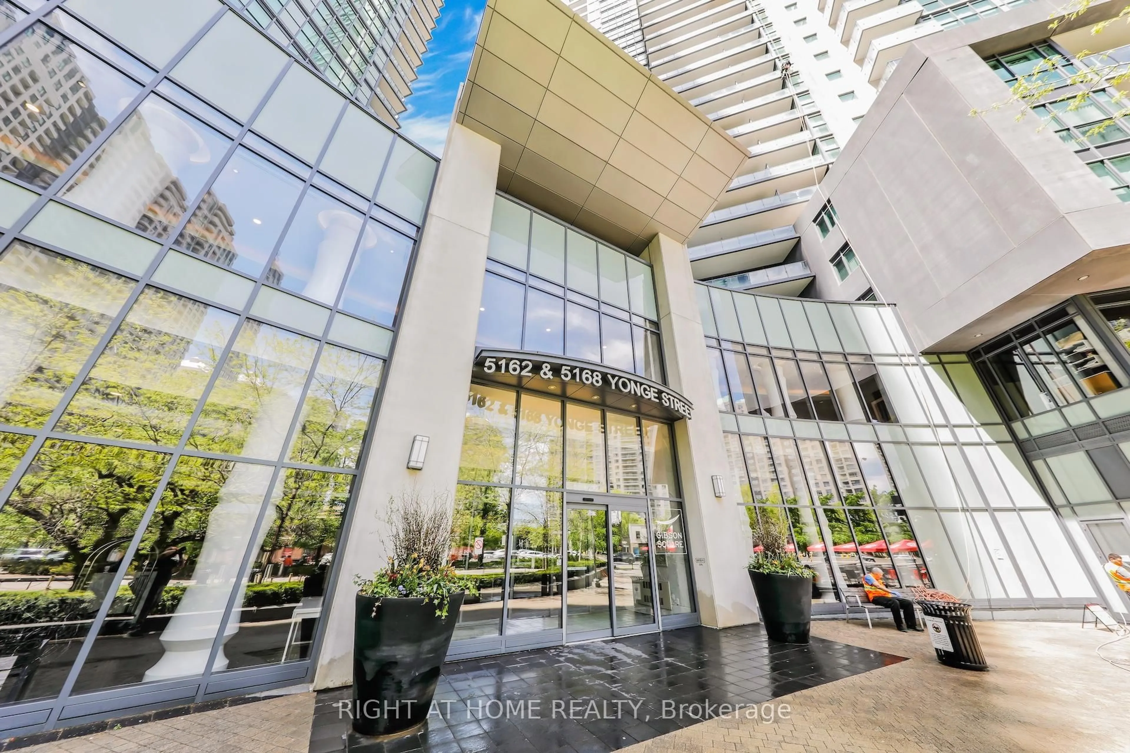 Indoor foyer for 5168 Yonge St #3308, Toronto Ontario M2N 0G1