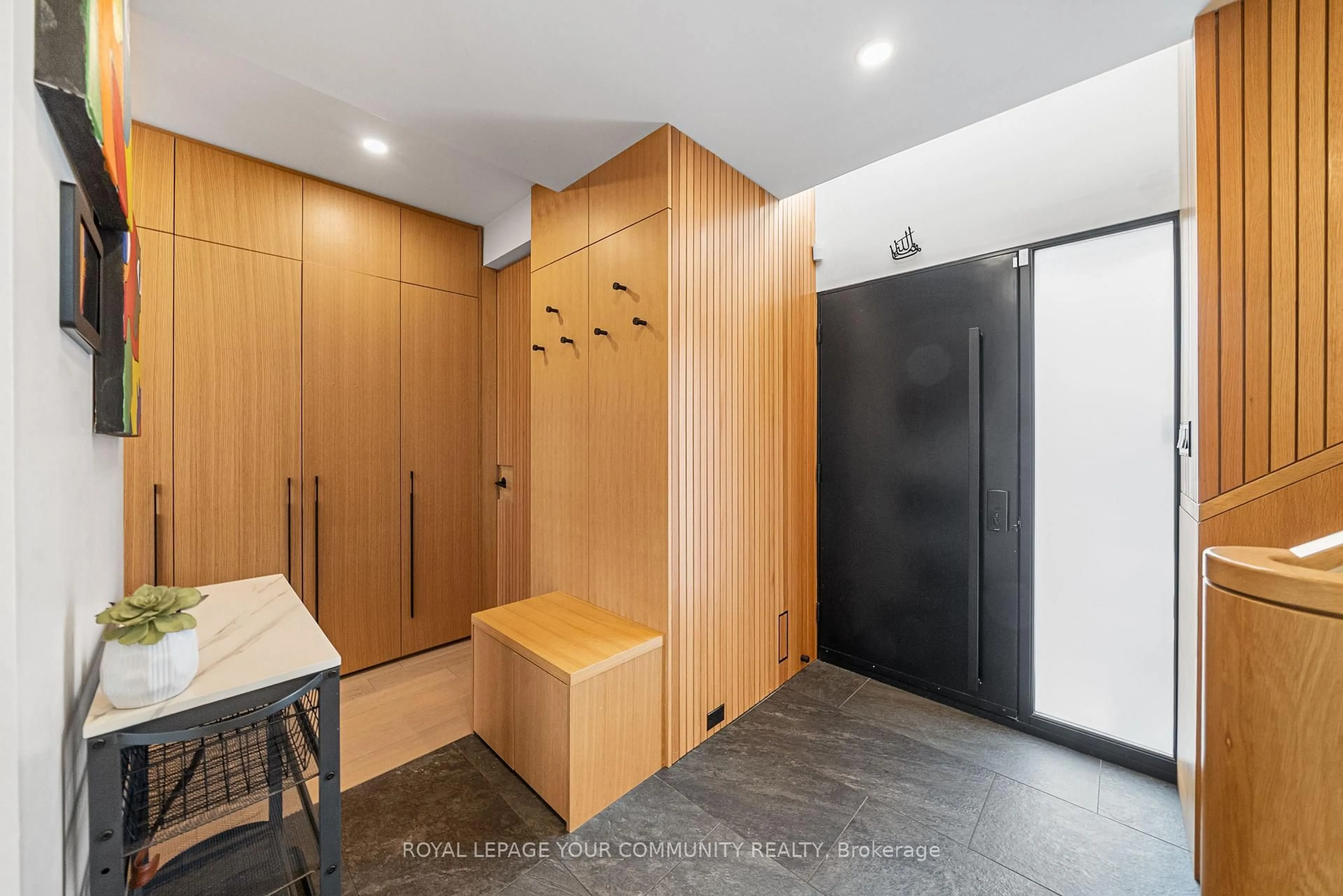 Indoor foyer for 296 Elm Rd, Toronto Ontario M5M 3V2