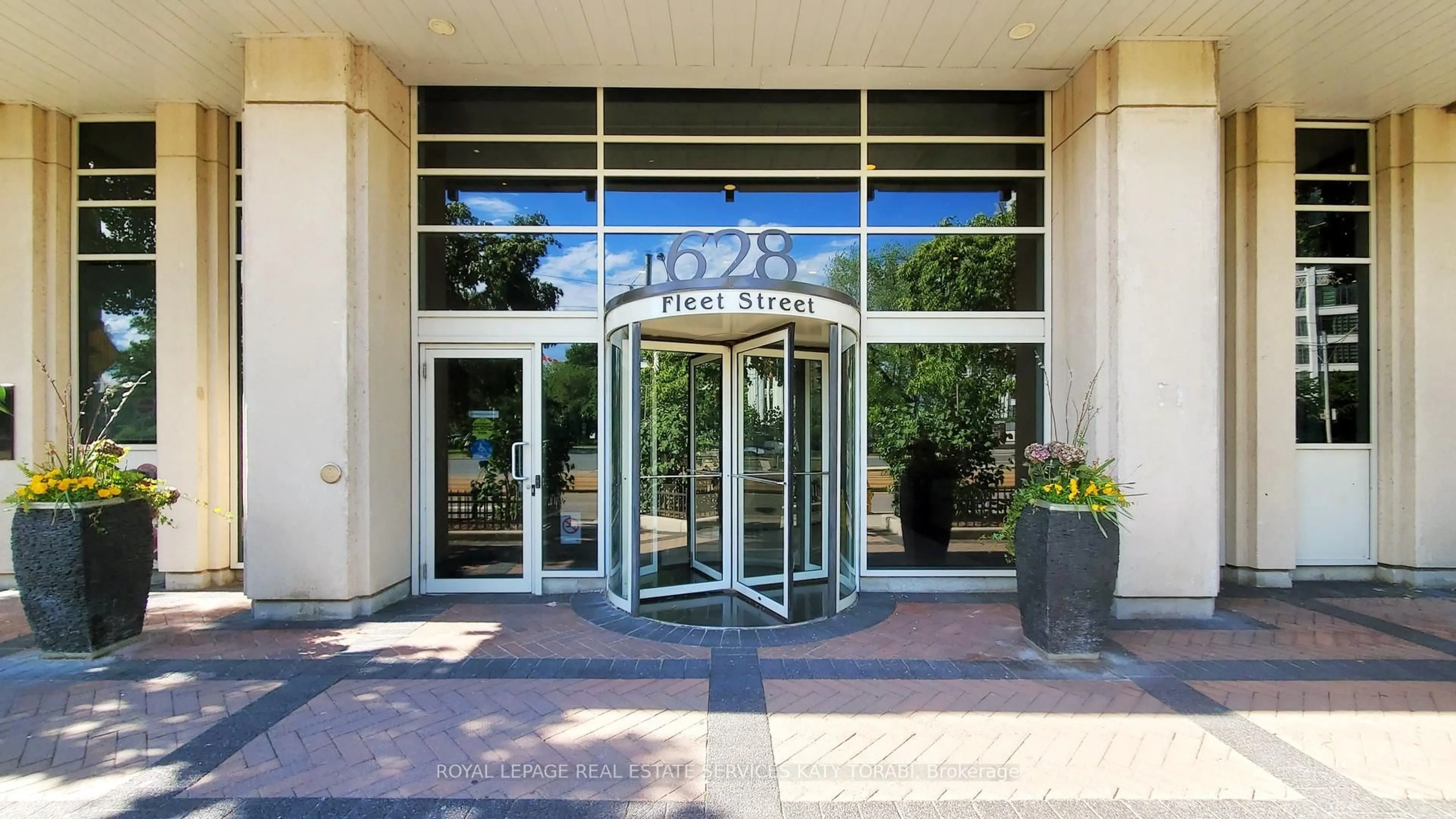 Indoor foyer for 628 Fleet St #PH01, Toronto Ontario M5V 1A8