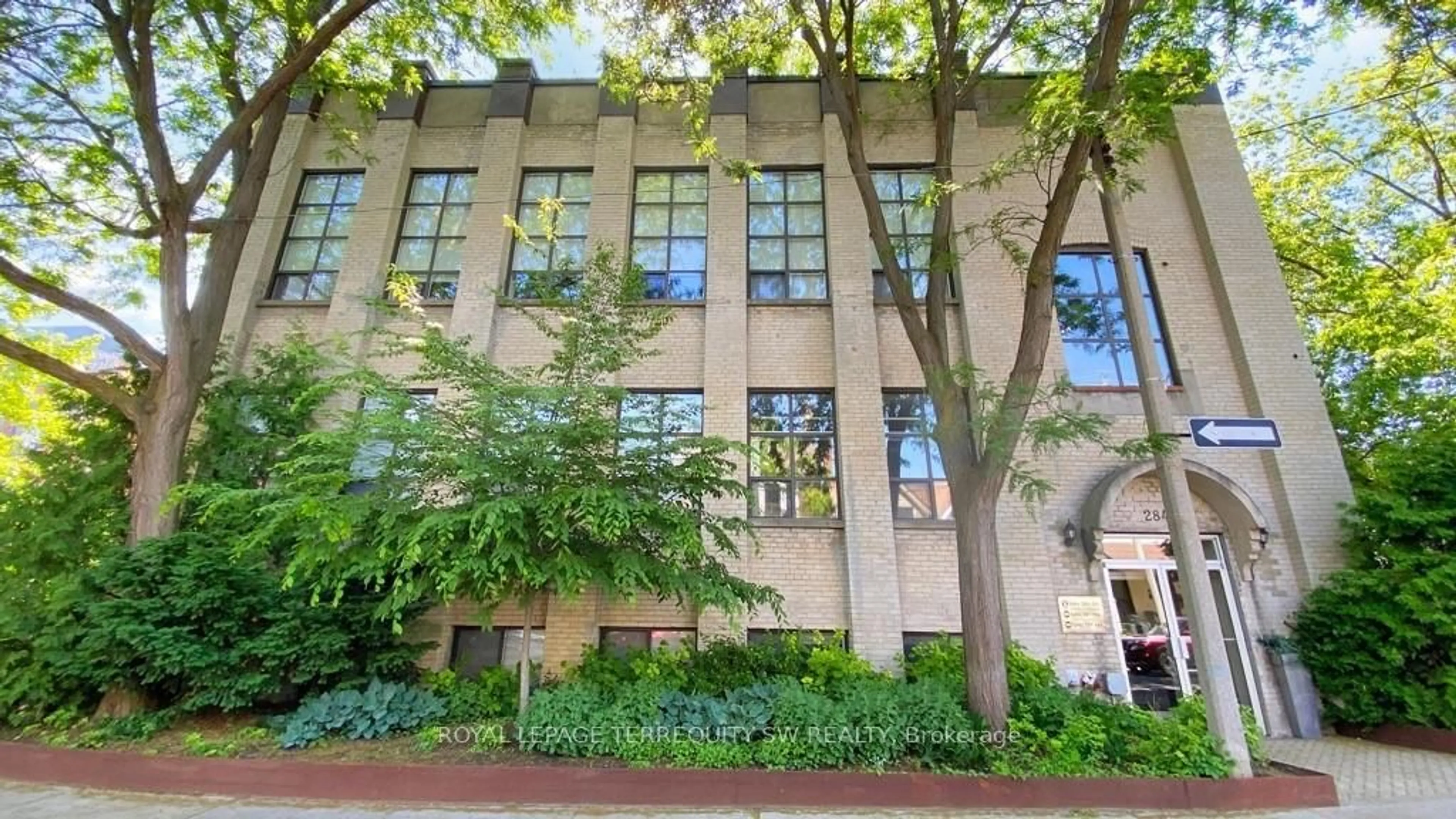 Indoor foyer for 284 St Helens Ave #127, Toronto Ontario M6H 4A4
