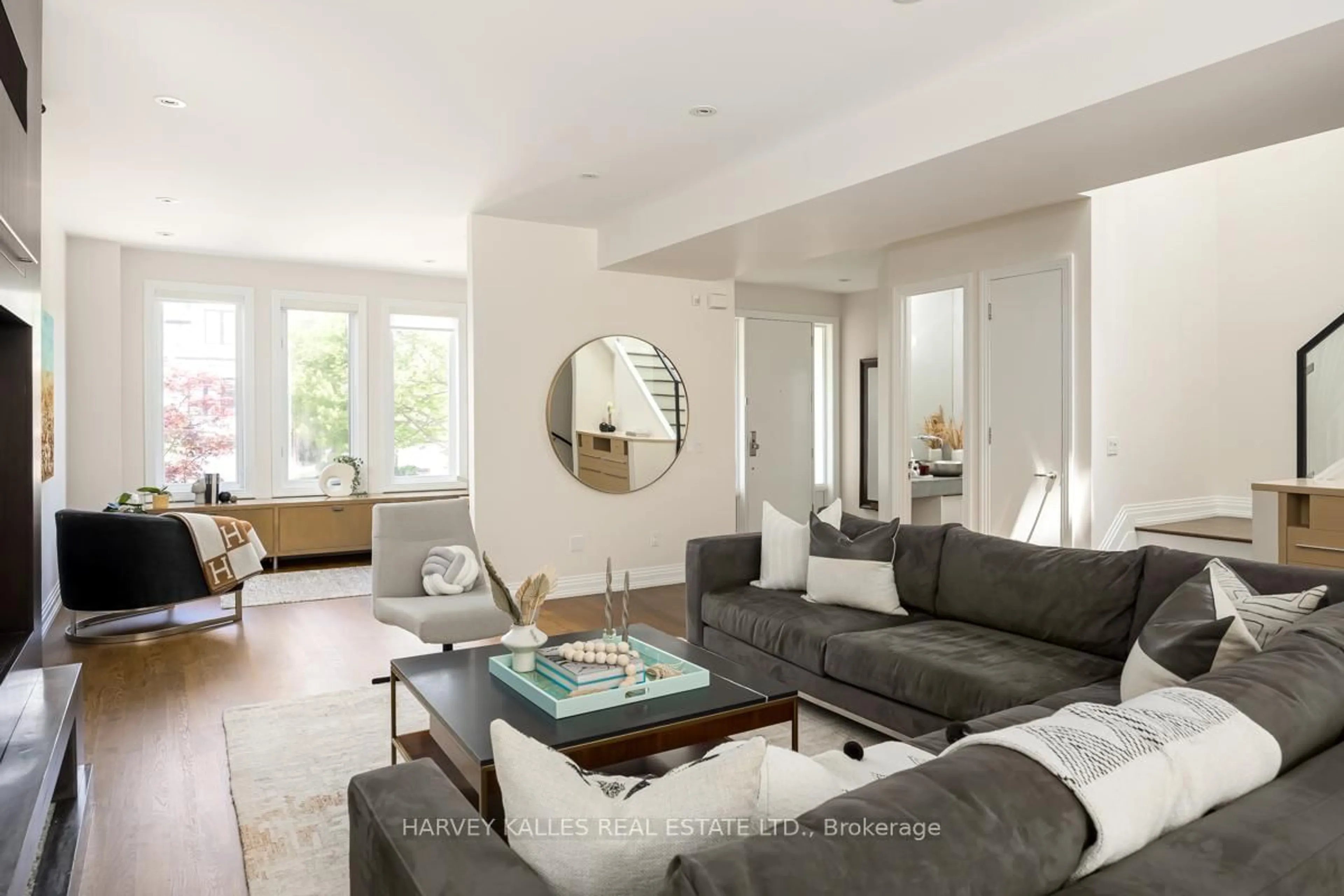 Living room with furniture, unknown for 499 Melrose Ave, Toronto Ontario M5M 2A1