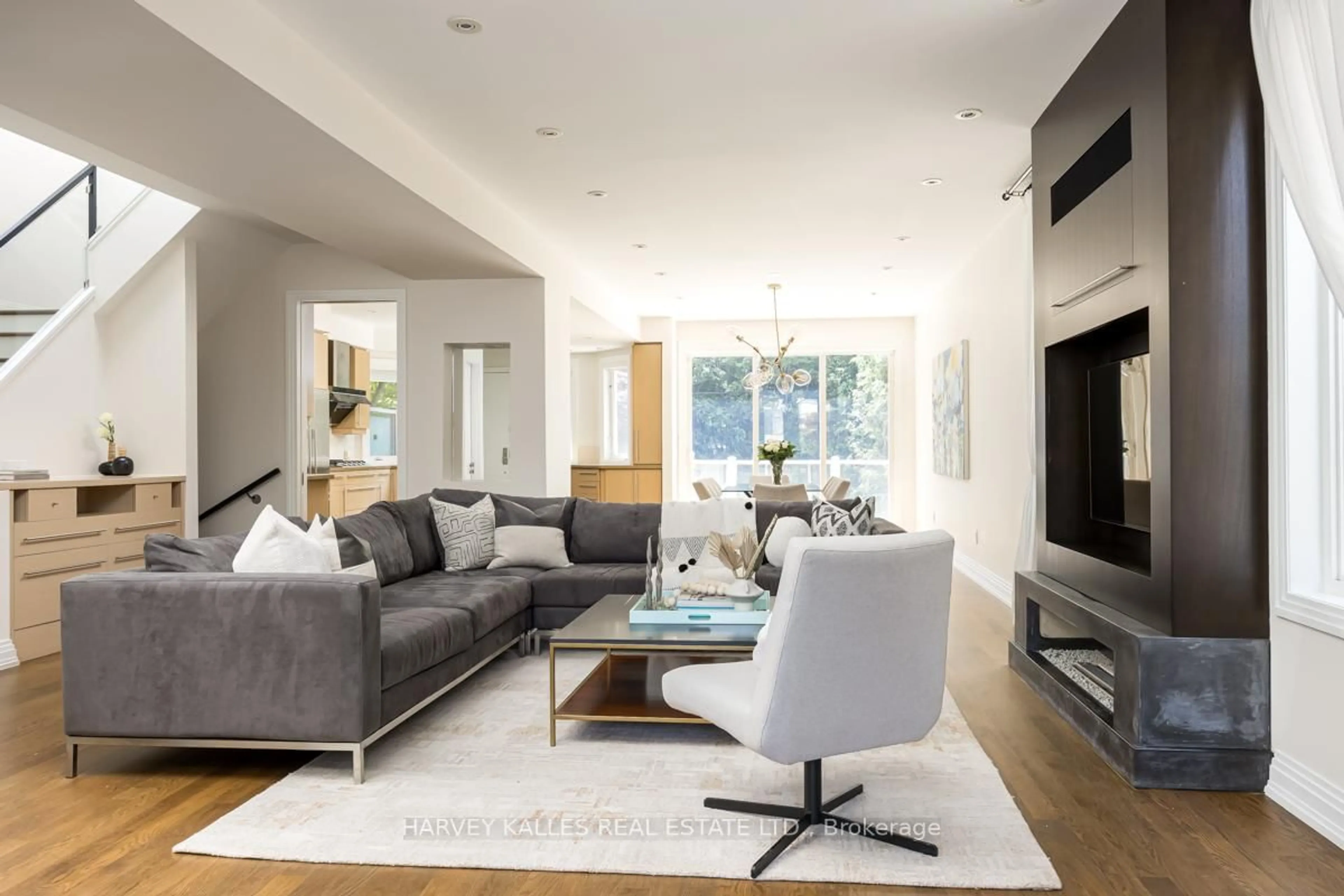 Living room with furniture, unknown for 499 Melrose Ave, Toronto Ontario M5M 2A1