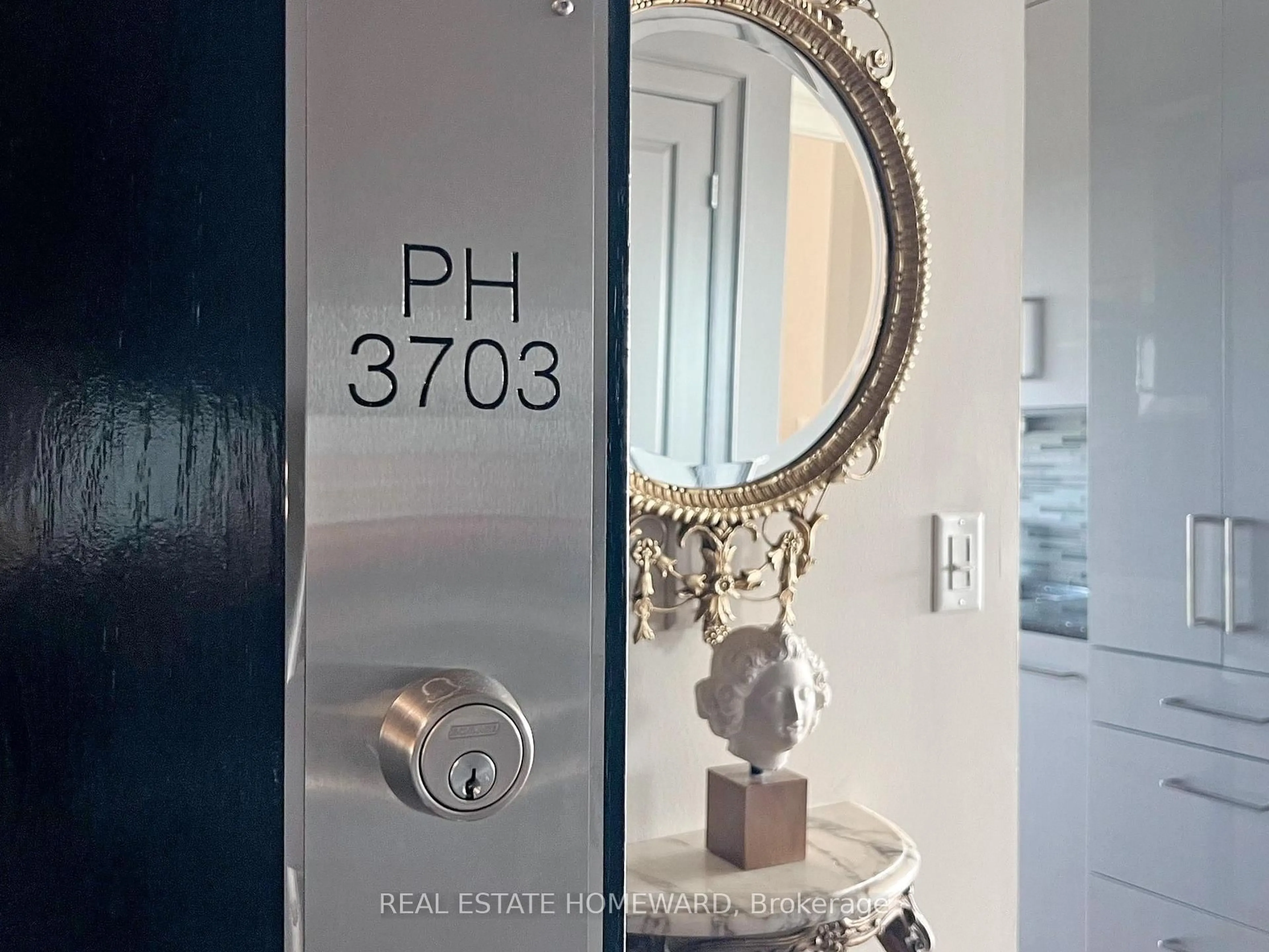 Indoor entryway for 8 Park Rd #PH3703, Toronto Ontario M4W 3S5