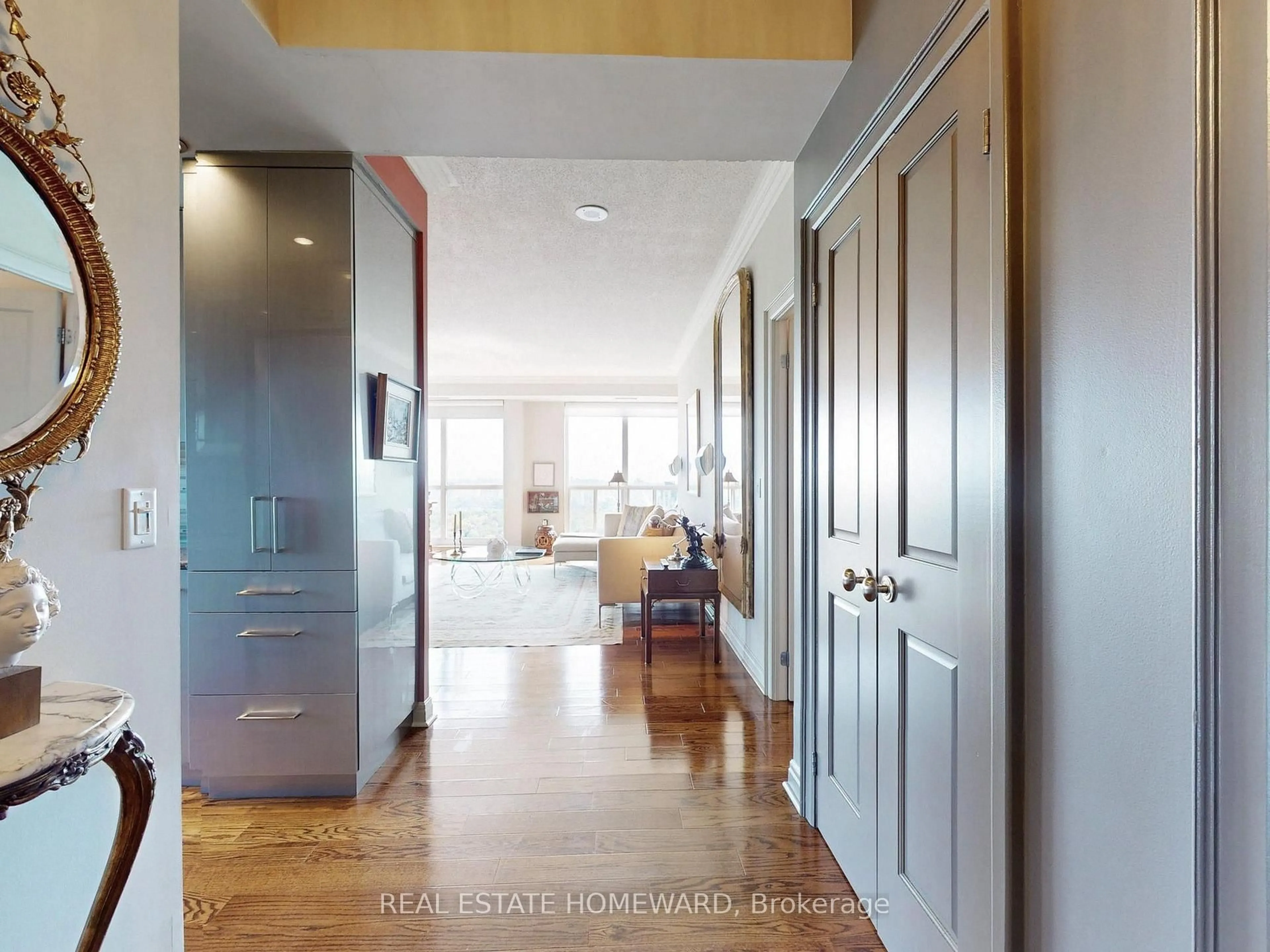 Indoor entryway for 8 Park Rd #PH3703, Toronto Ontario M4W 3S5
