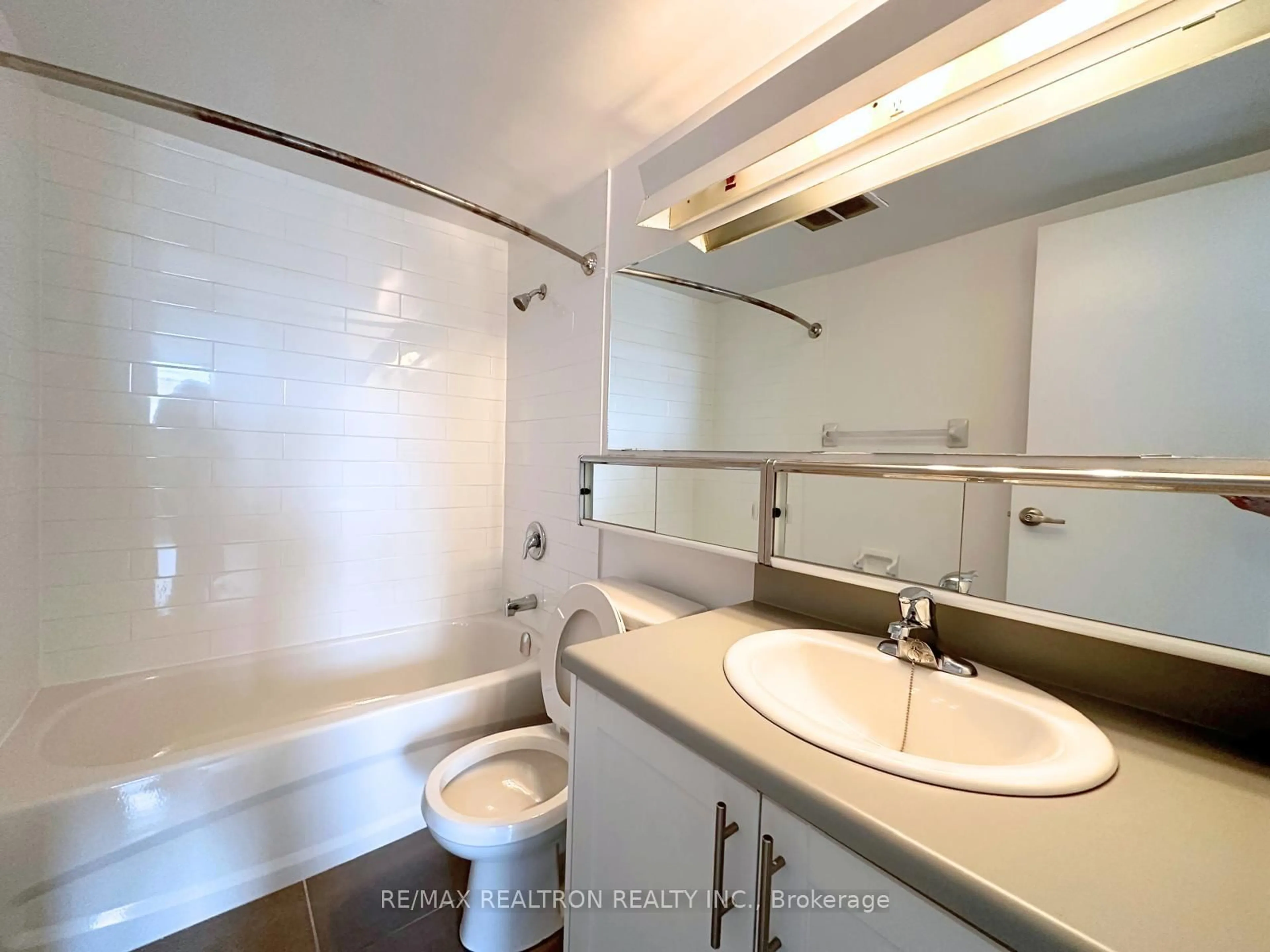Standard bathroom, unknown for 130 Neptune Dr #903, Toronto Ontario M6A 1X5