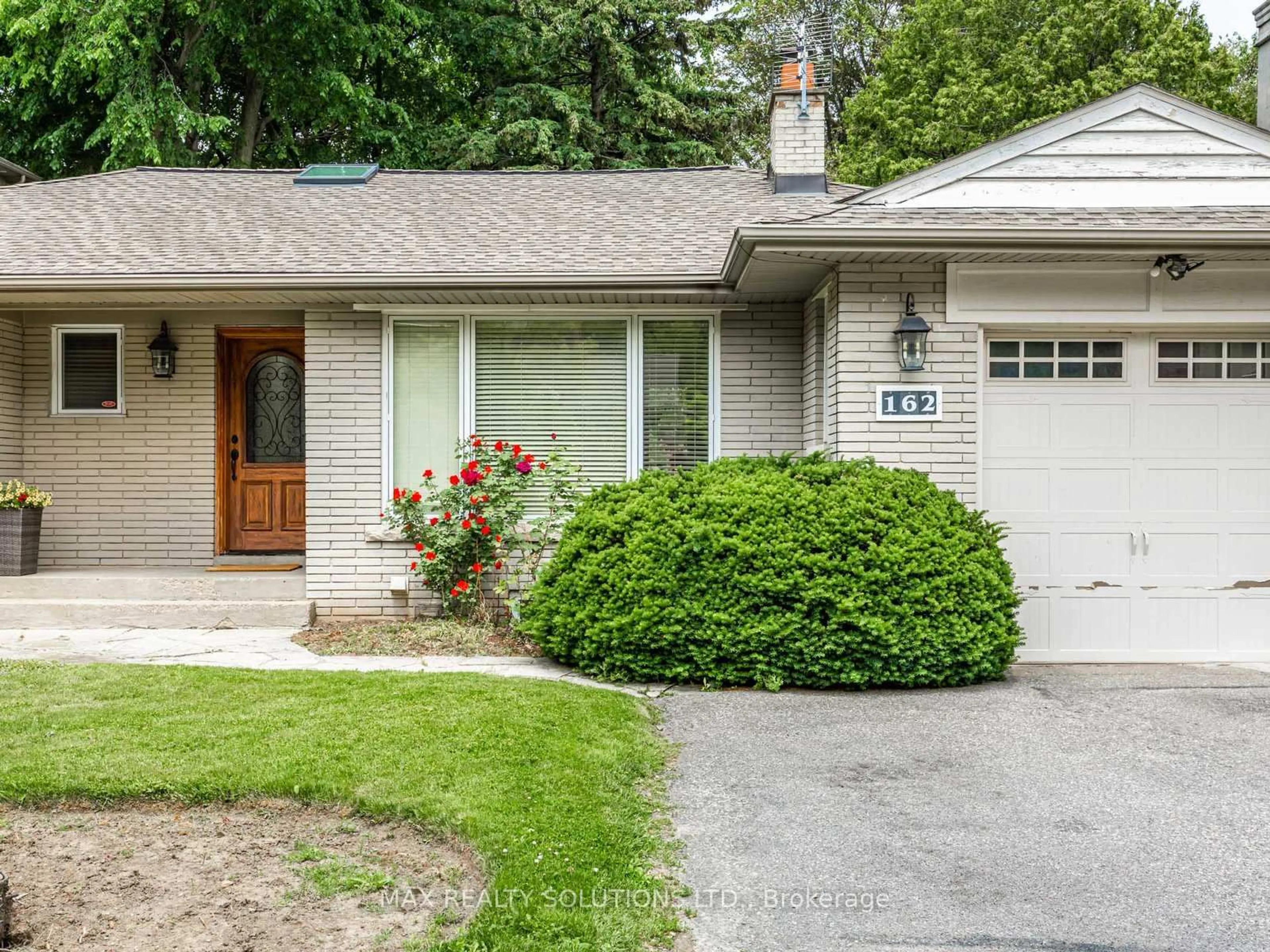 Home with vinyl exterior material, street for 162 Beechwood Ave, Toronto Ontario M2L 1K1