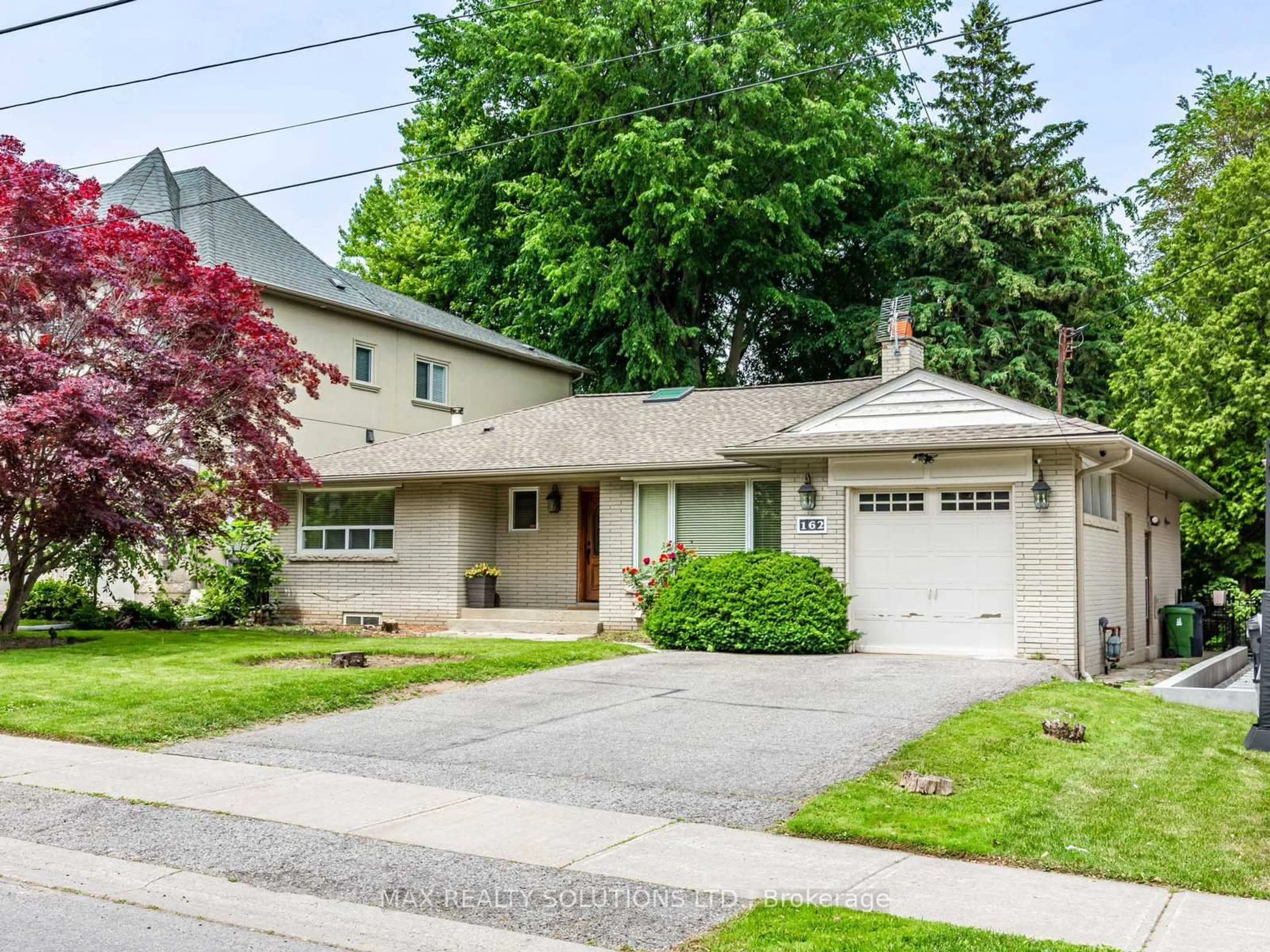 Home with vinyl exterior material, street for 162 Beechwood Ave, Toronto Ontario M2L 1K1