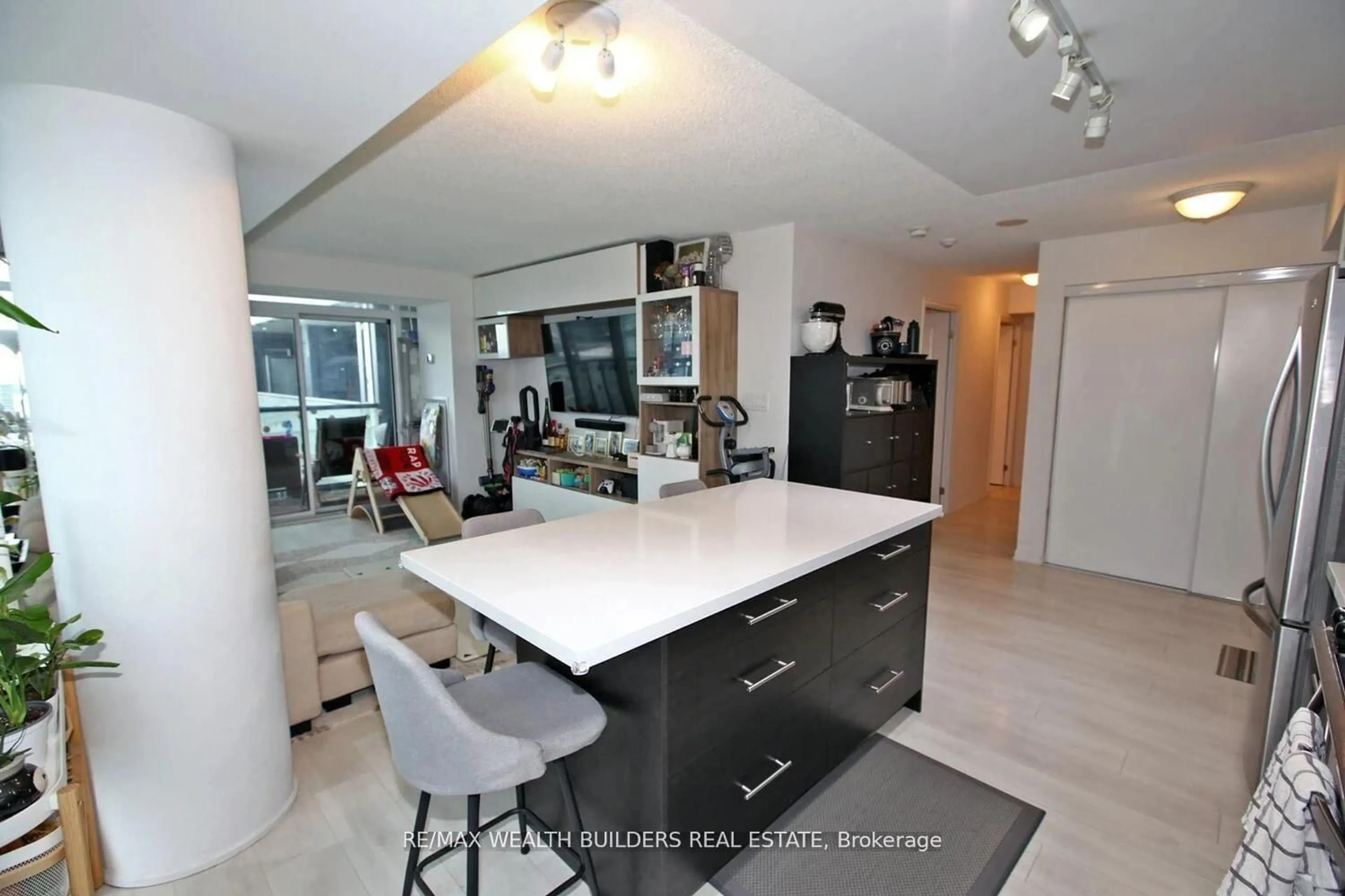 Open concept kitchen, ceramic/tile floor for 400 Adelaide St #2322, Toronto Ontario M5A 4S3