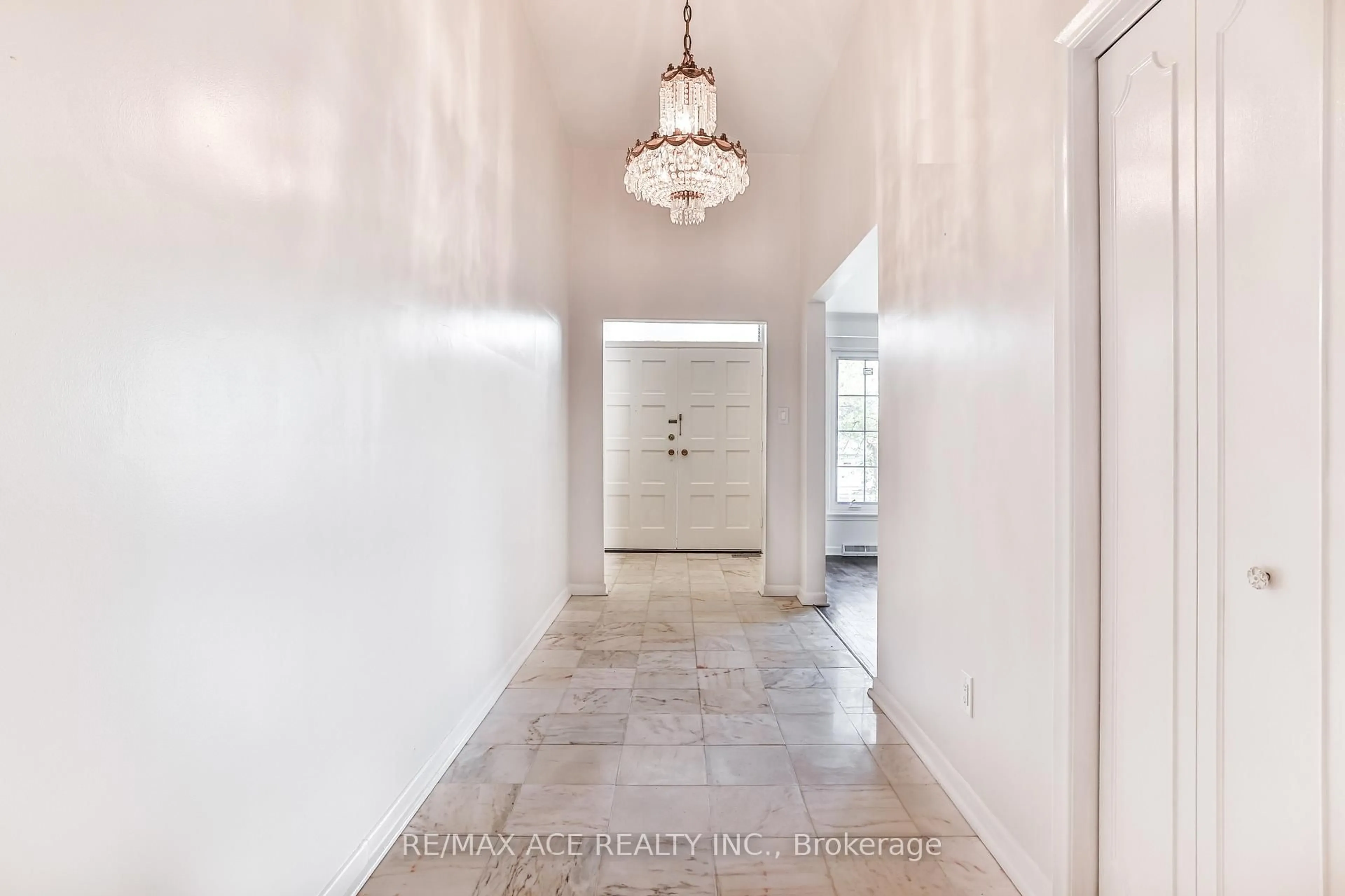 Indoor entryway for 90 Charlton Blvd, Toronto Ontario M2M 1C1