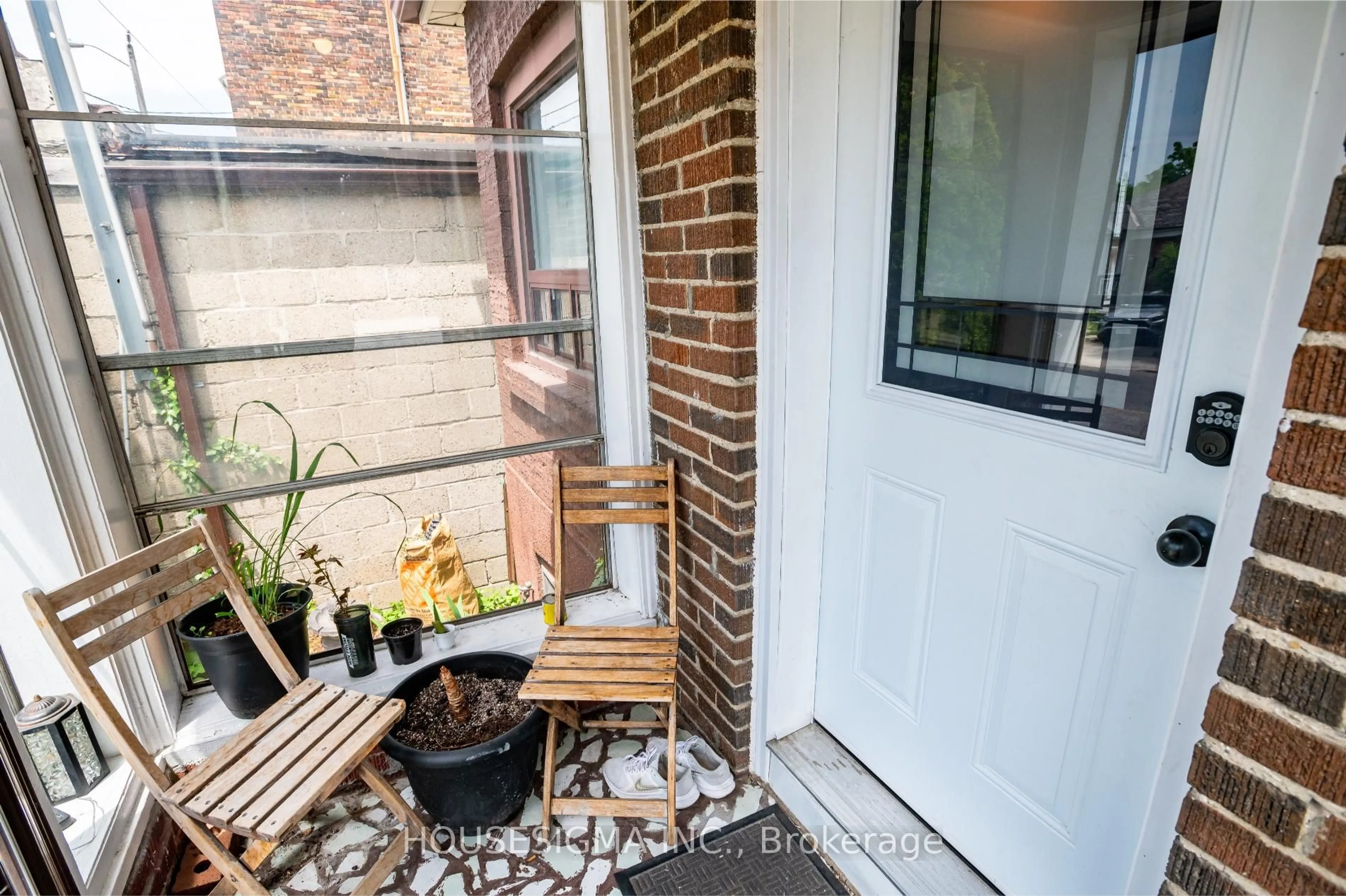 Indoor entryway for 541 Vaughan Rd, Toronto Ontario M6C 2R2