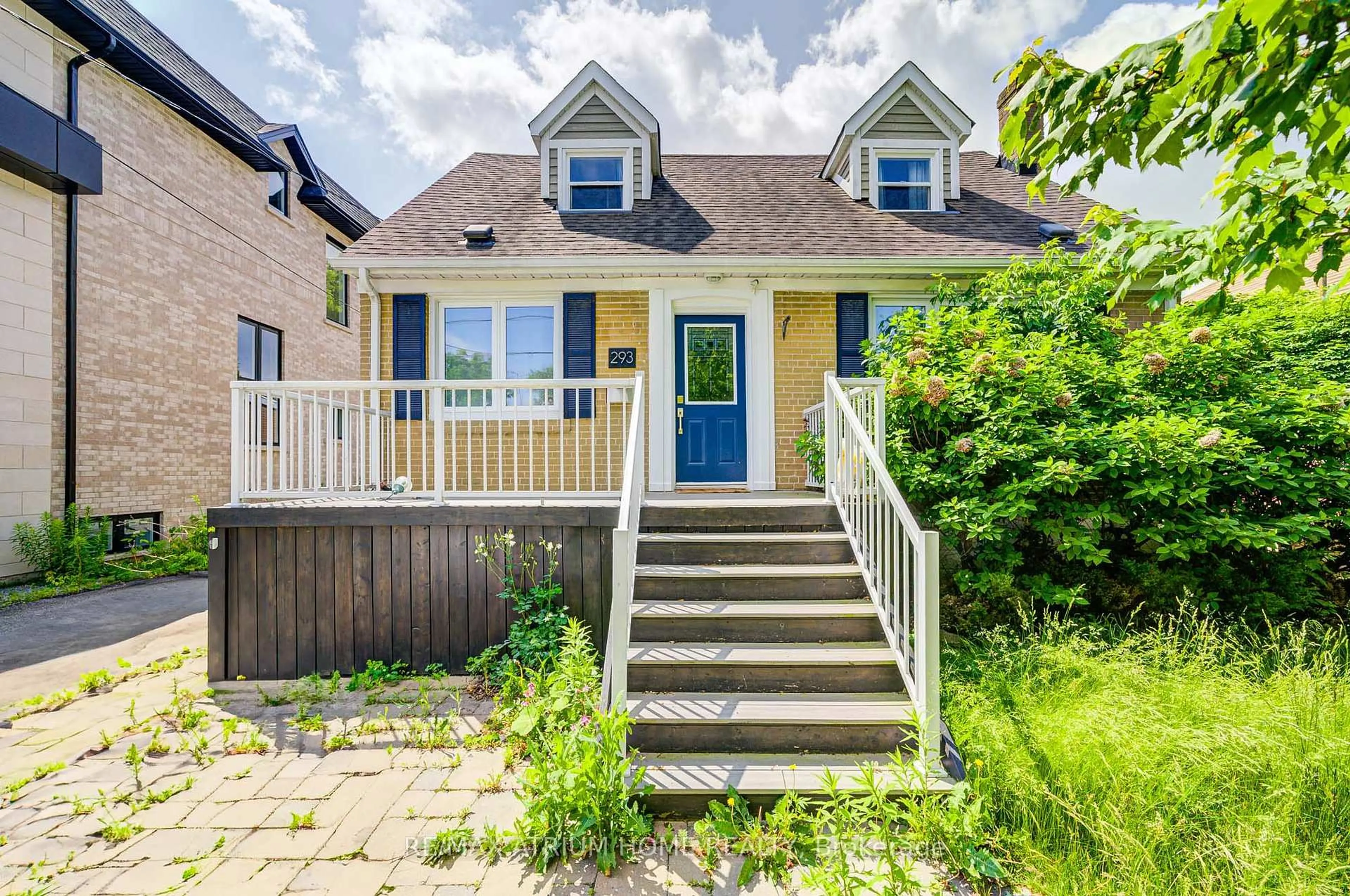 Home with vinyl exterior material, street for 293 Poyntz Ave, Toronto Ontario M2N 1J8