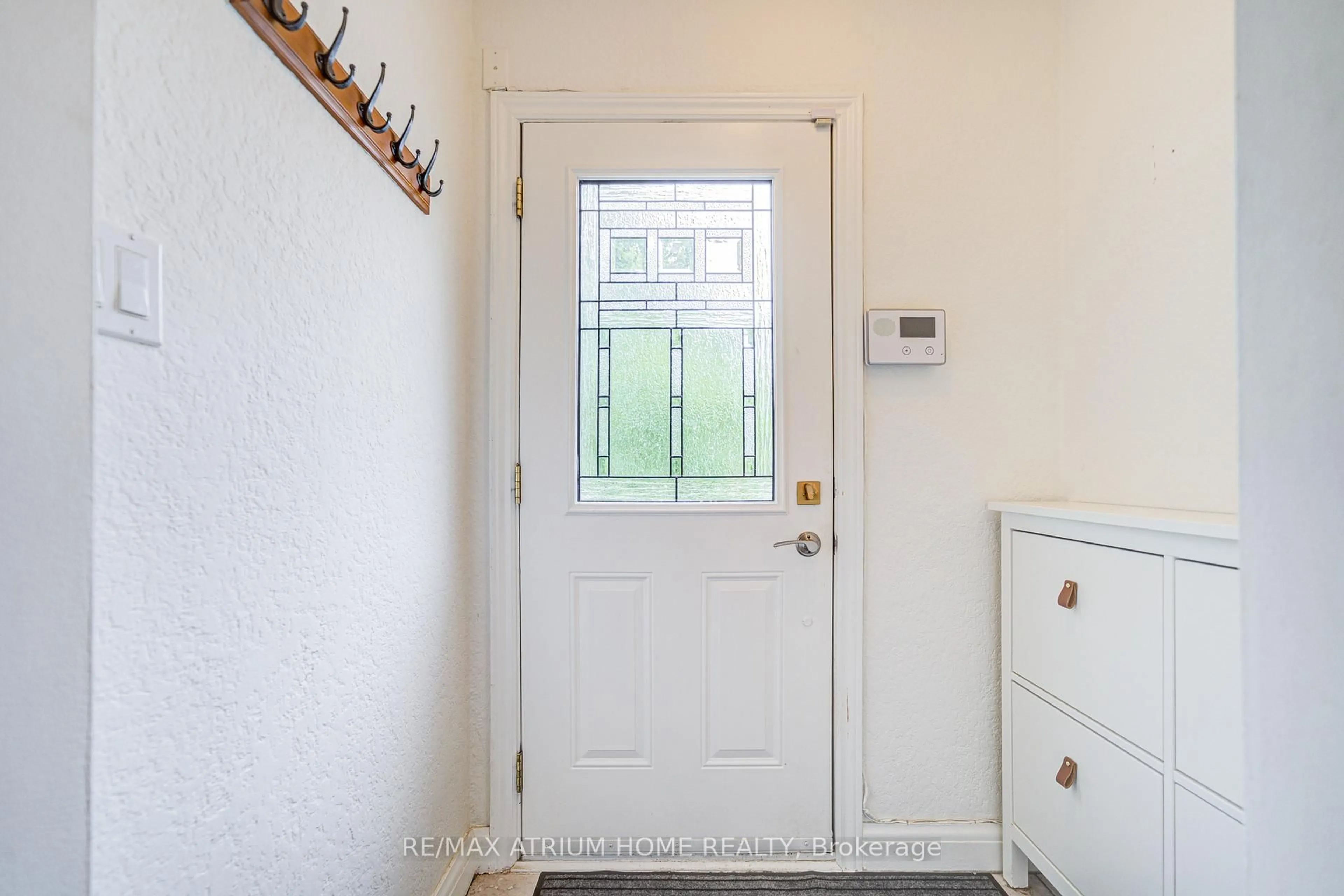 Indoor entryway for 293 Poyntz Ave, Toronto Ontario M2N 1J8