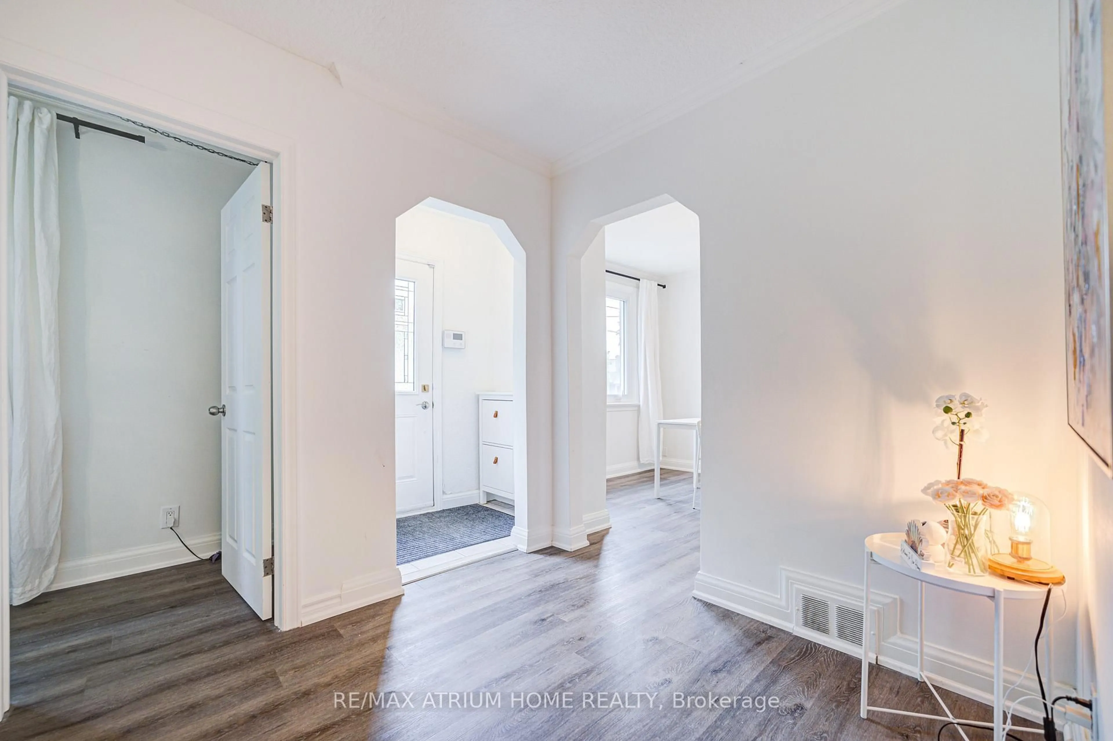 Indoor entryway for 293 Poyntz Ave, Toronto Ontario M2N 1J8