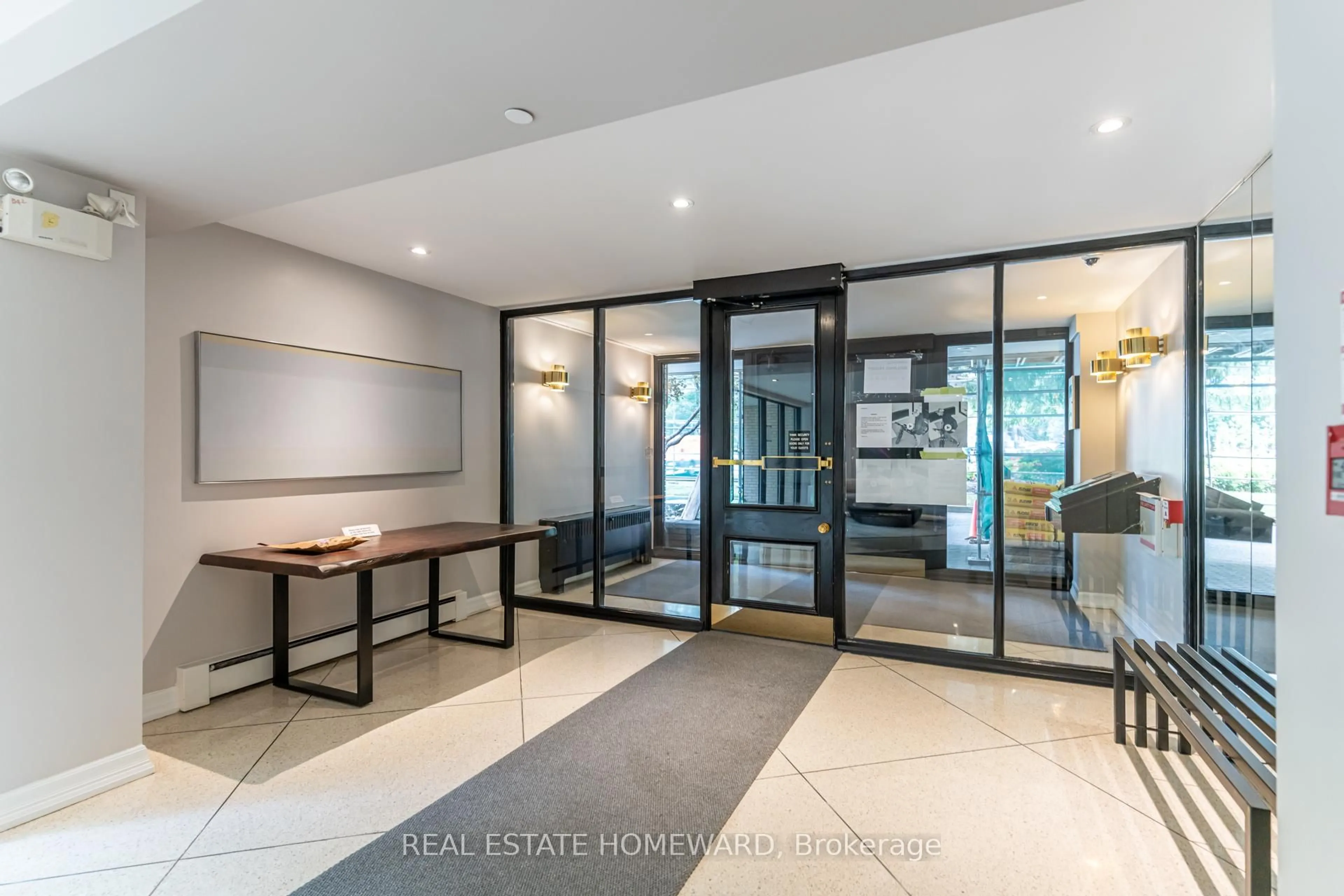 Indoor foyer for 581 Avenue Rd #501, Toronto Ontario M4V 2K4