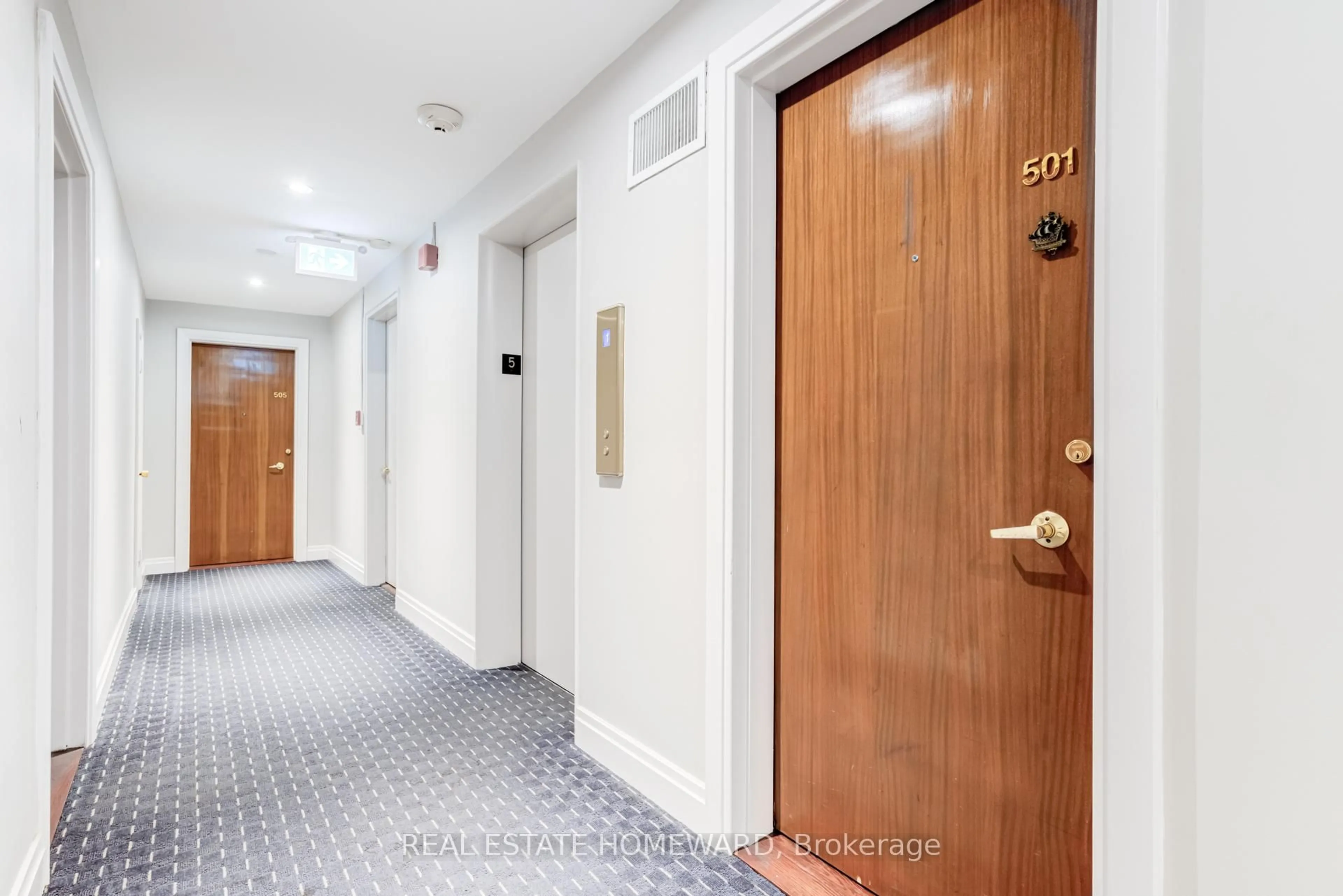 Indoor foyer for 581 Avenue Rd #501, Toronto Ontario M4V 2K4