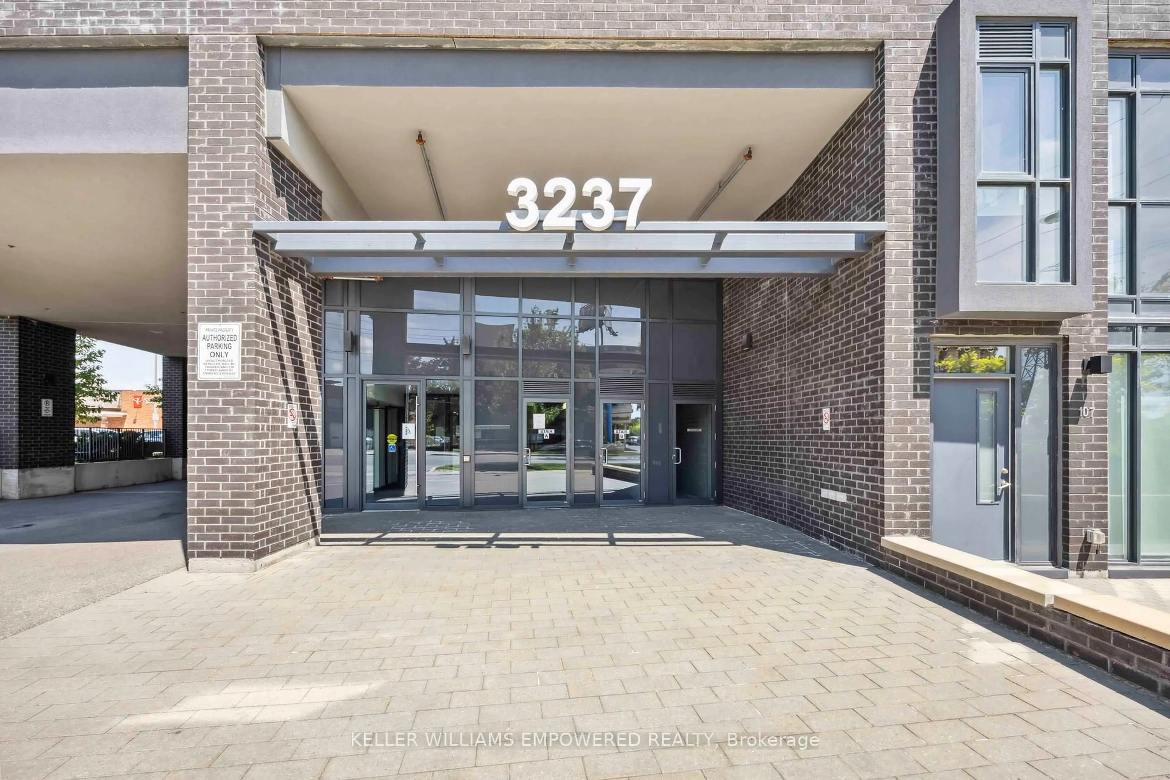 Indoor foyer for 3237 Bayview Ave #512, Toronto Ontario M2K 0G1
