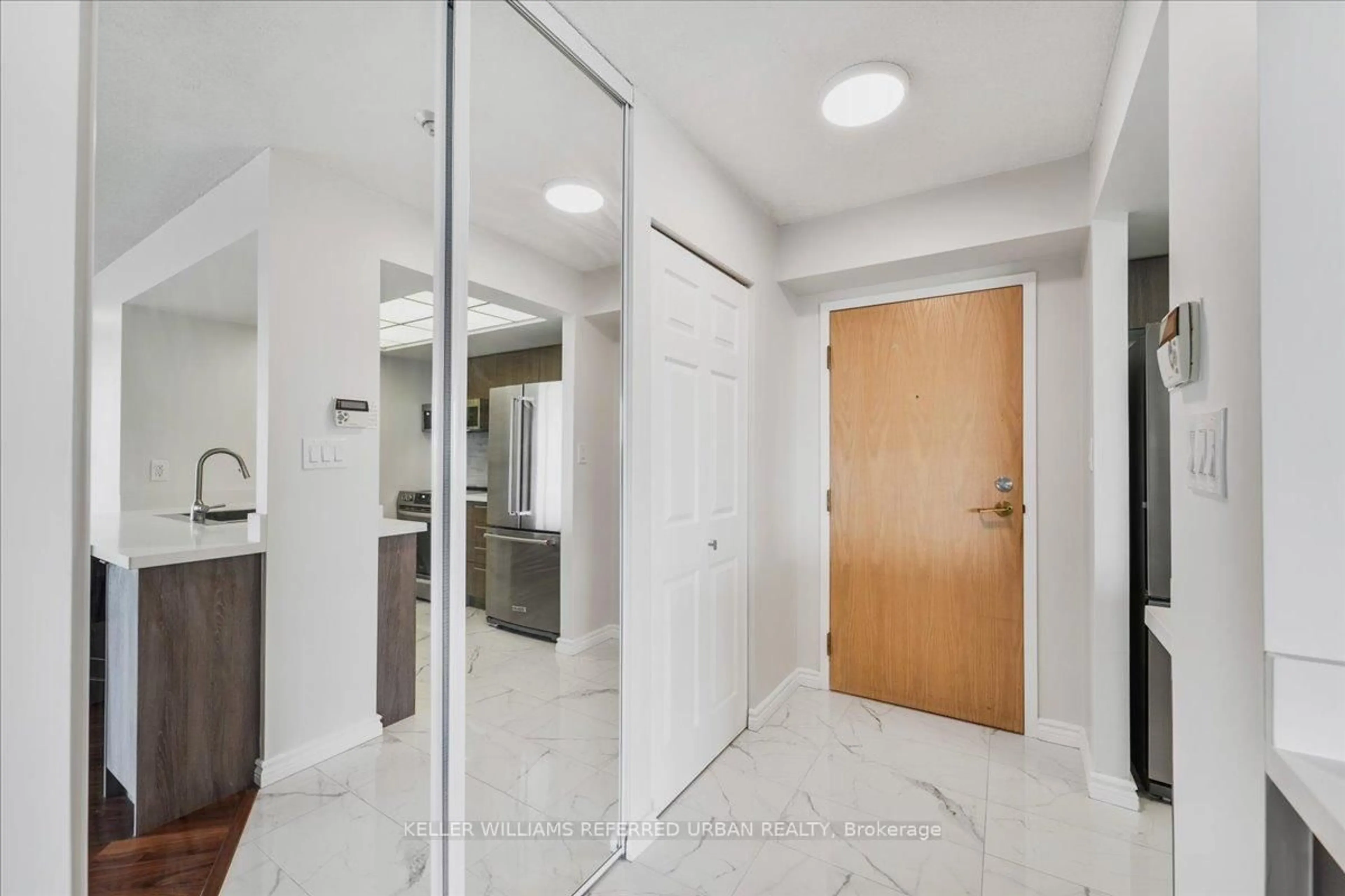 Indoor entryway for 5 Concorde Pl #710, Toronto Ontario M3C 3M8