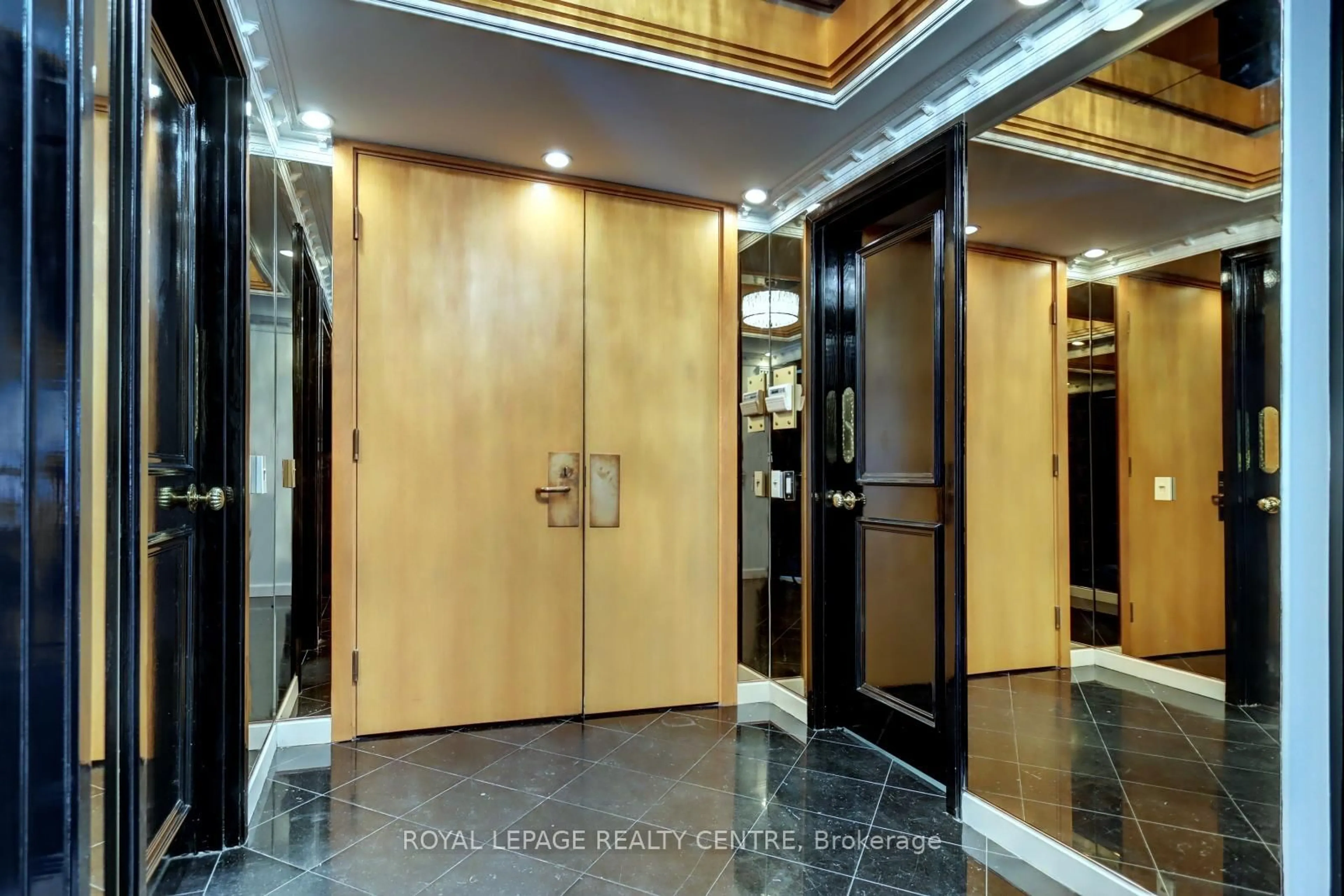 Indoor foyer for 480 Queens Quay W #401W, Toronto Ontario M5V 2Y5