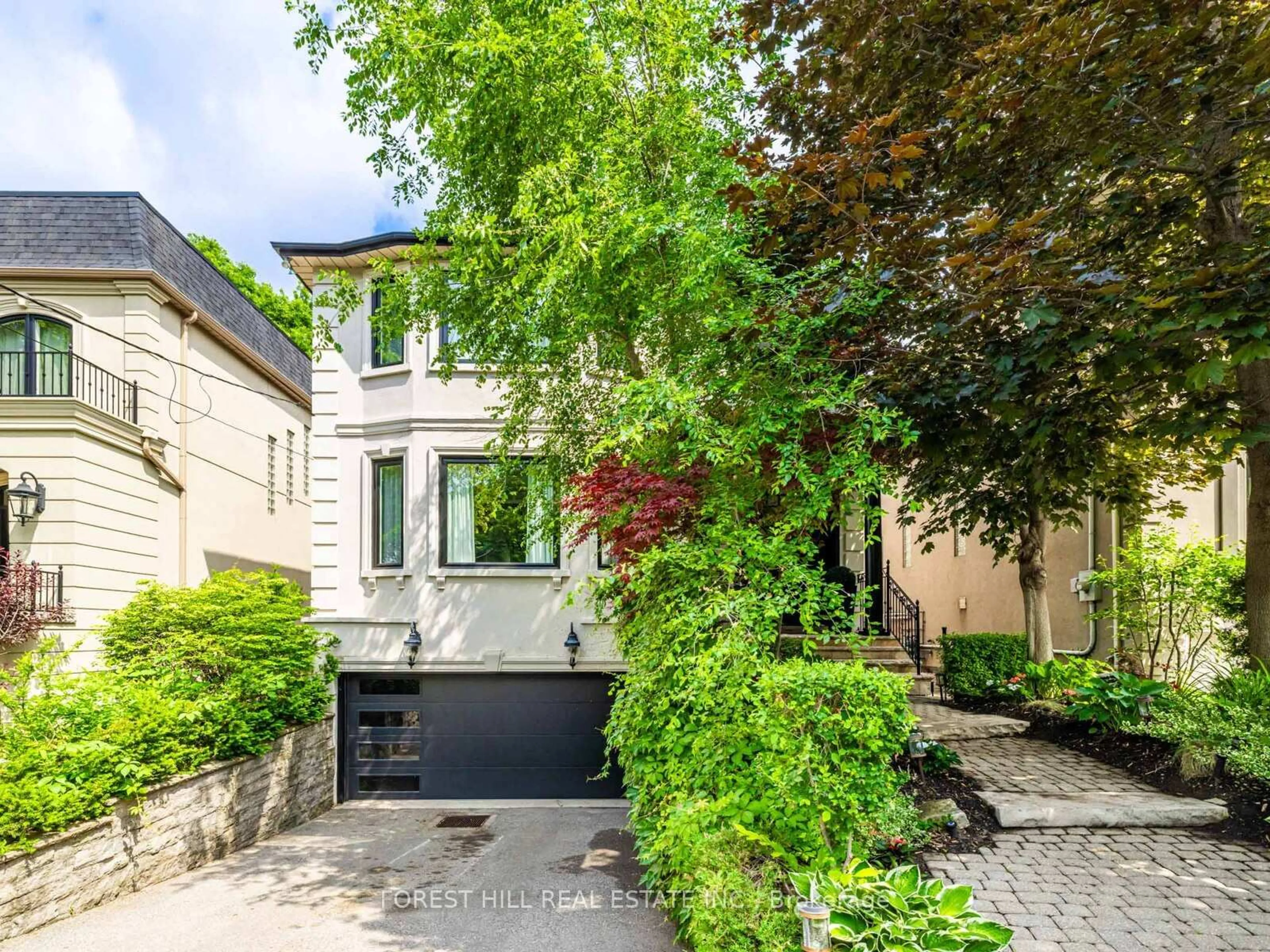 A pic from outside/outdoor area/front of a property/back of a property/a pic from drone, street for 588 Bedford Park Ave, Toronto Ontario M5M 1K3
