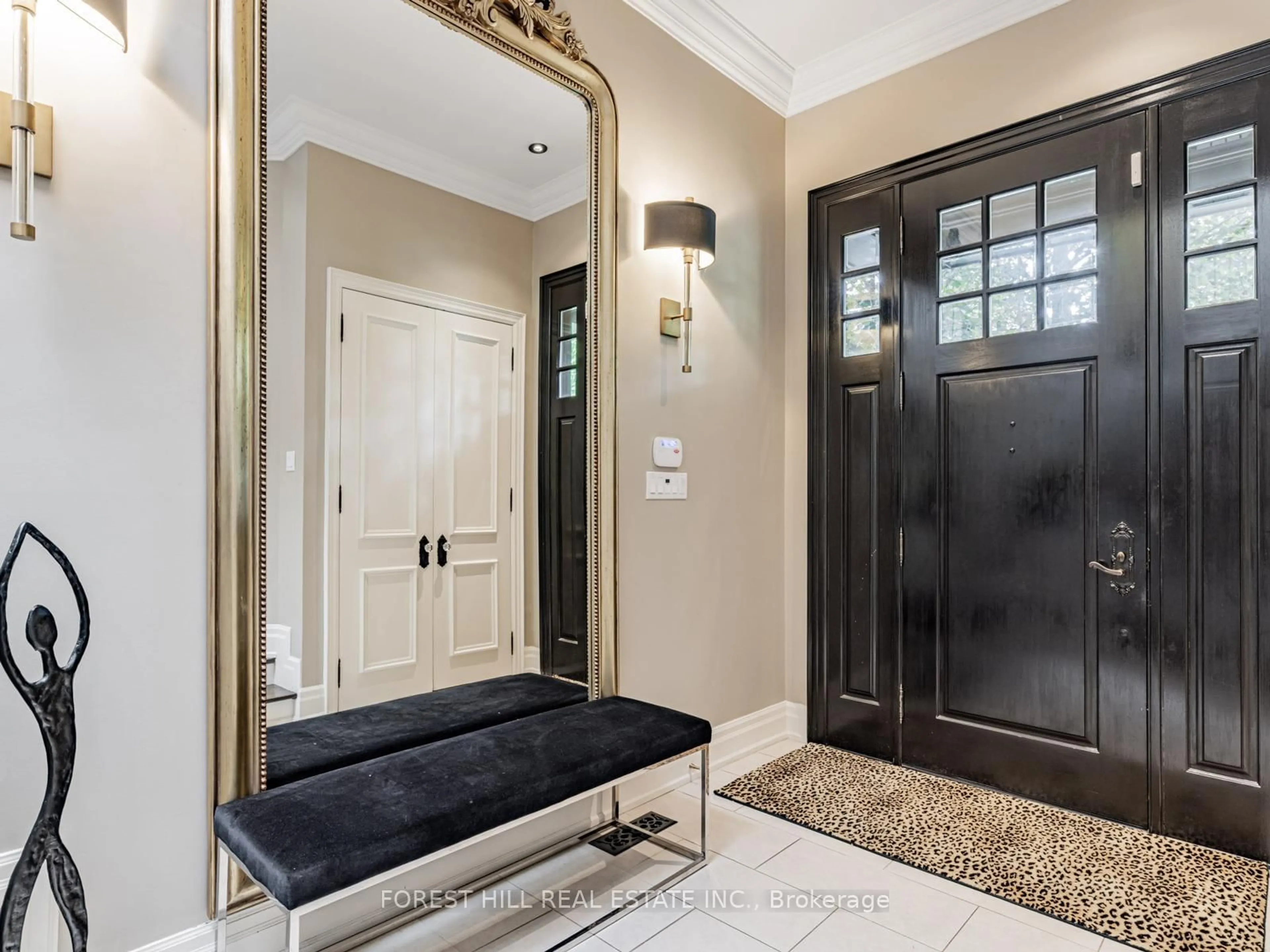 Indoor entryway for 588 Bedford Park Ave, Toronto Ontario M5M 1K3