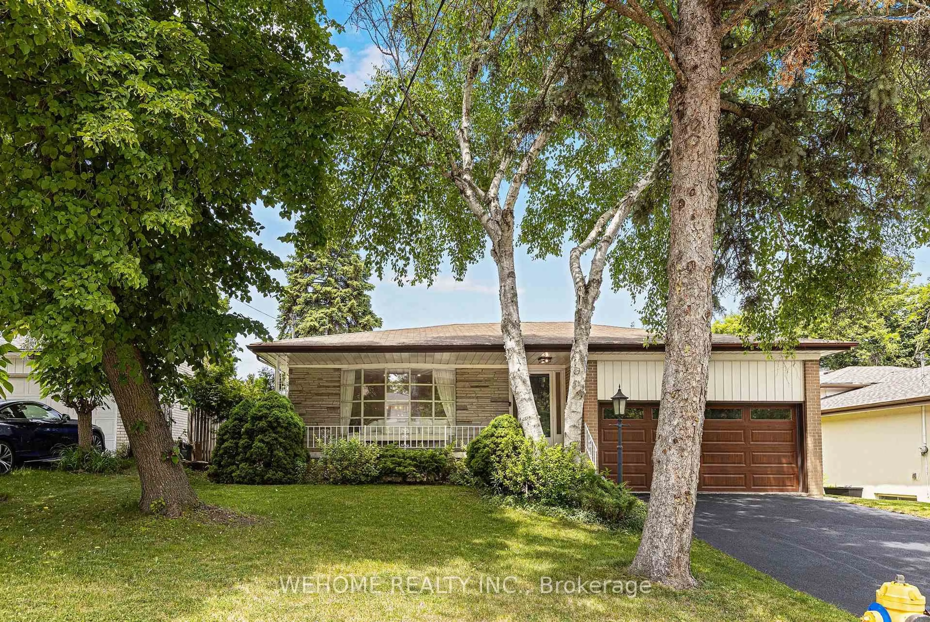A pic from outside/outdoor area/front of a property/back of a property/a pic from drone, street for 44 Colonnade Rd, Toronto Ontario M2K 2L5