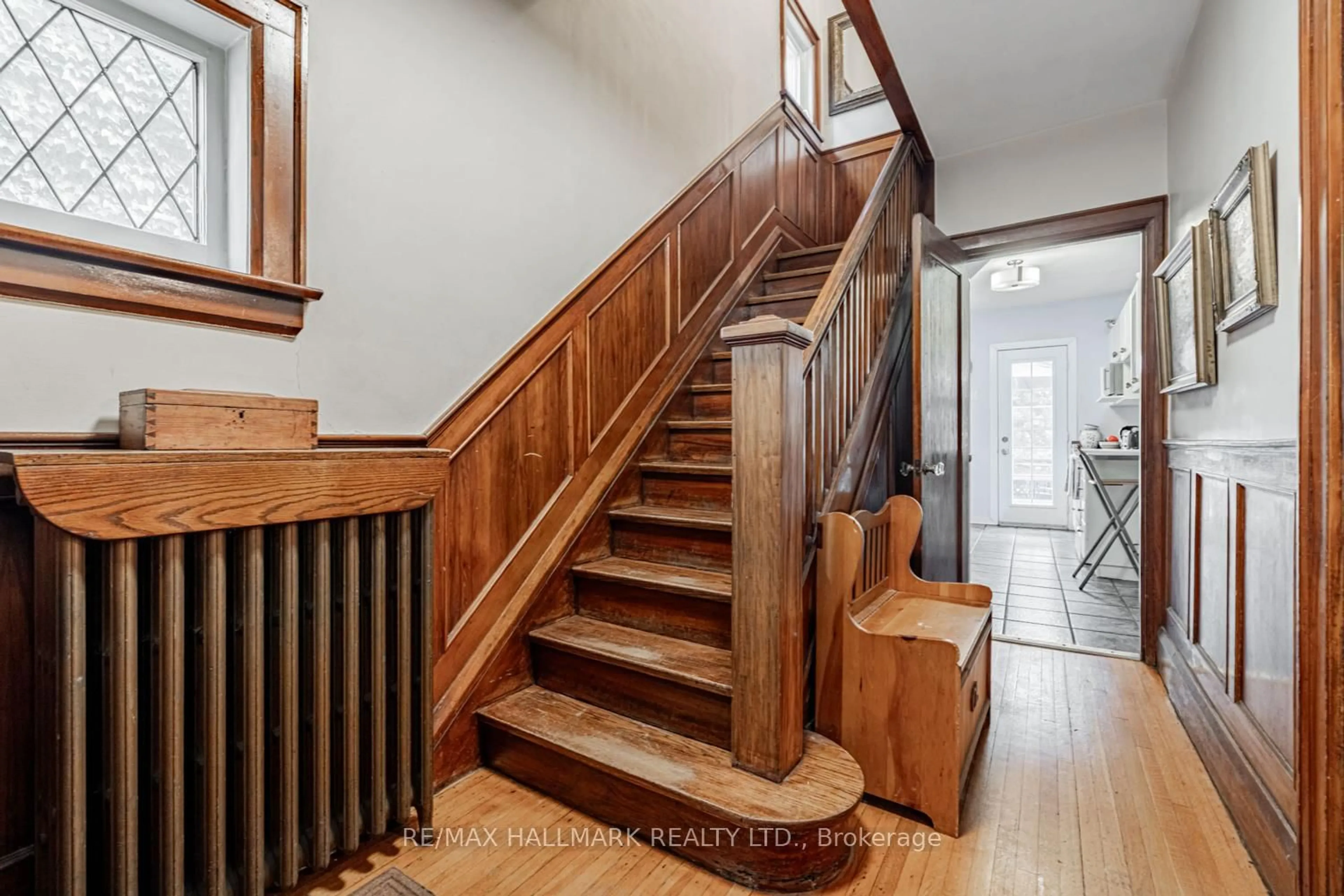 Stairs for 248 CASTLEFIELD Ave, Toronto Ontario M4R 1G7