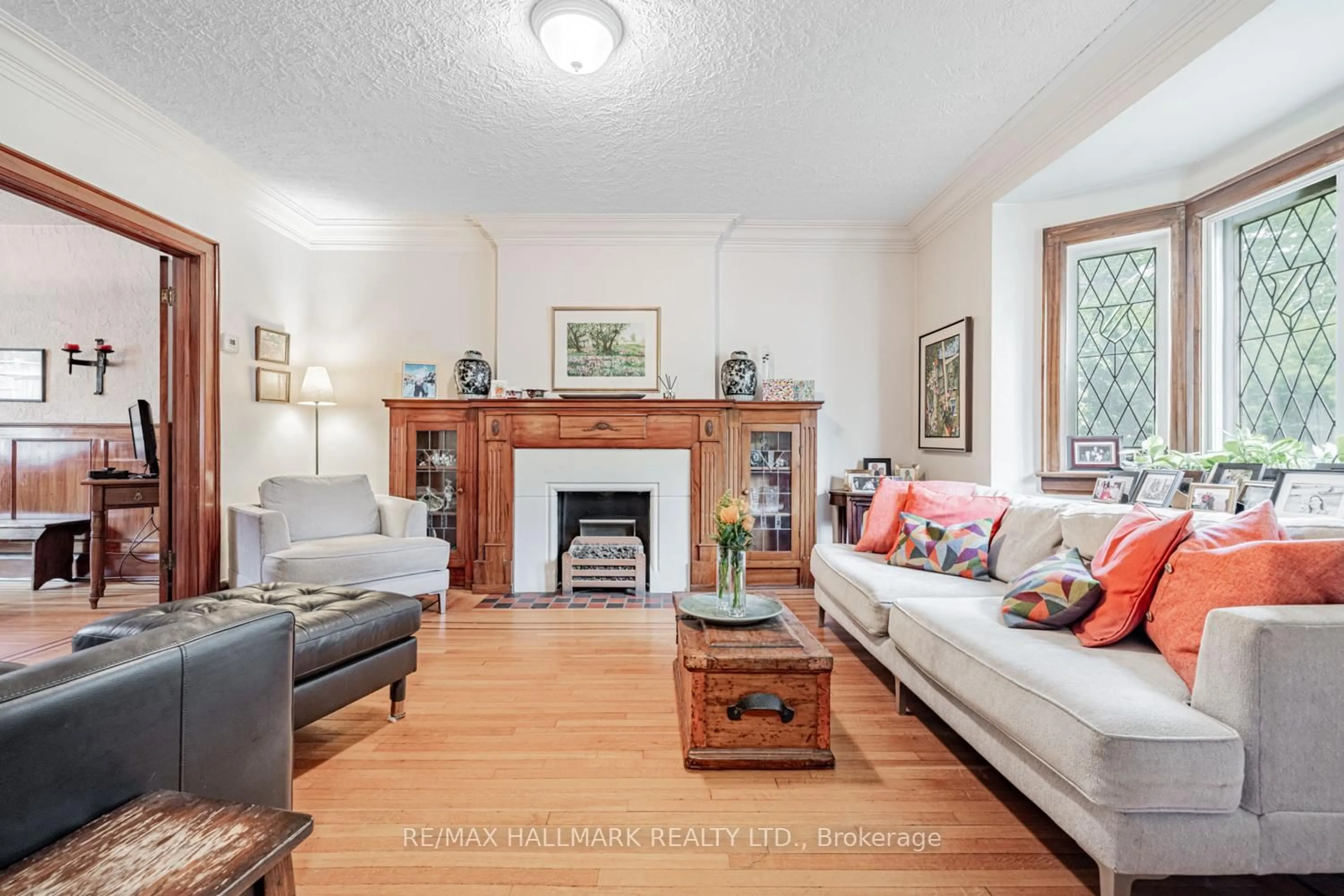 Living room with furniture, unknown for 248 CASTLEFIELD Ave, Toronto Ontario M4R 1G7