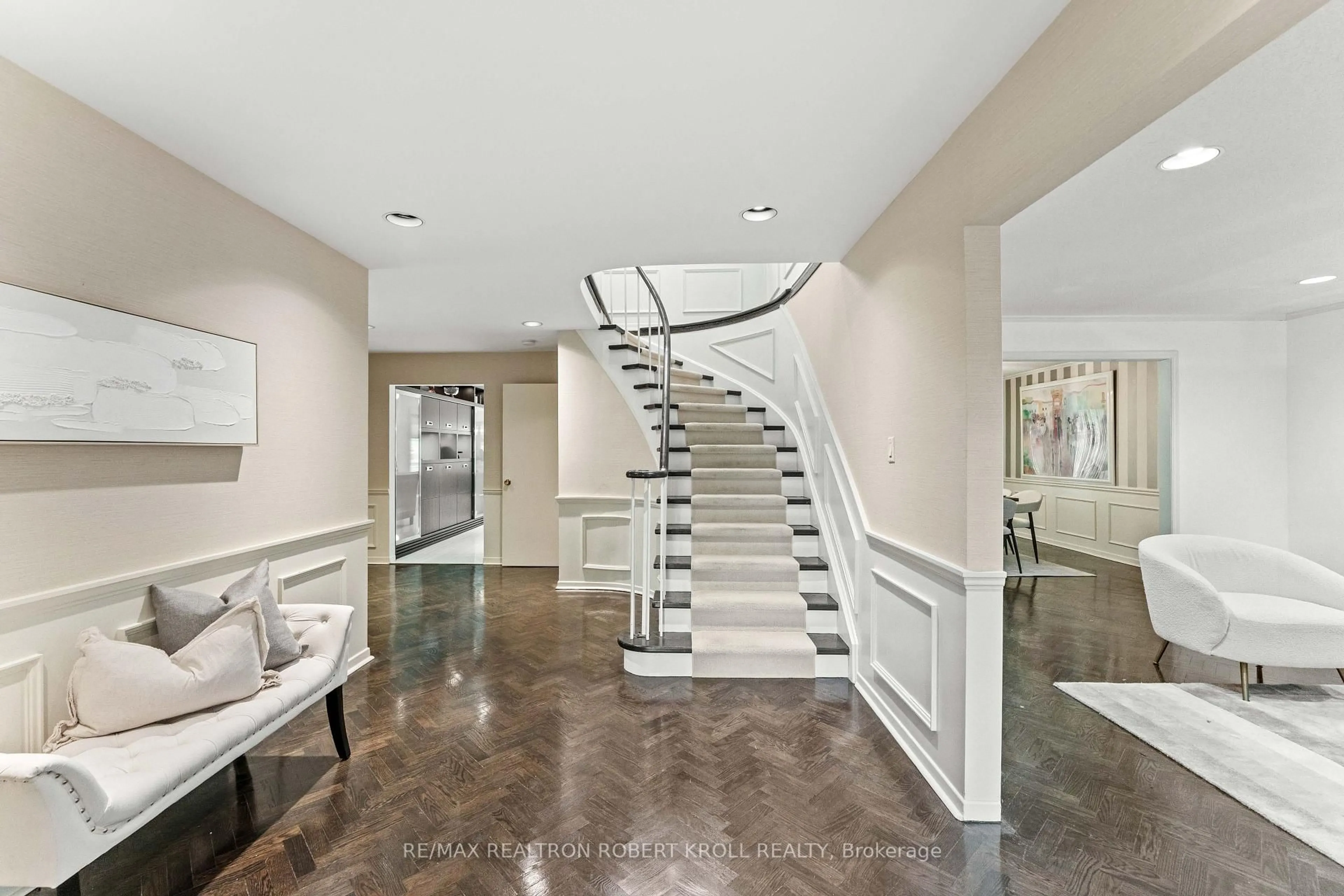 Indoor foyer for 20 Sonata Cres, Toronto Ontario M3B 2C4