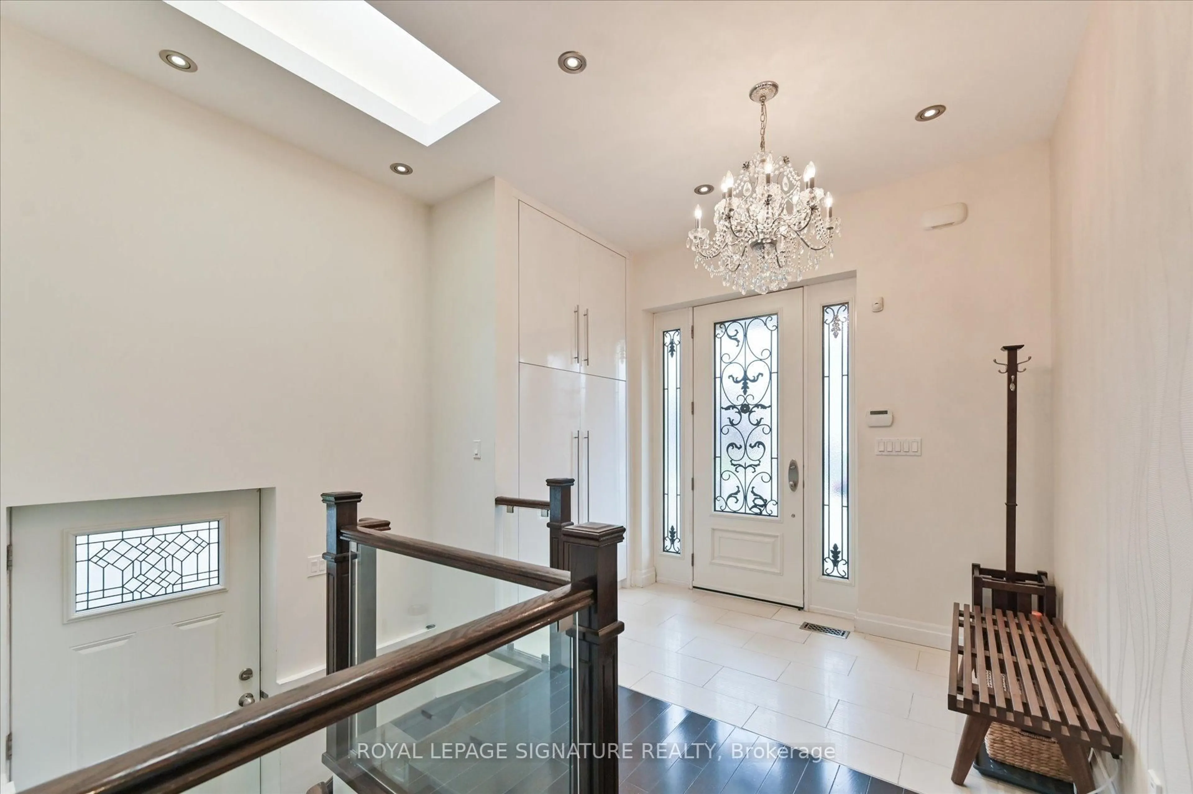 Indoor foyer for 242 Olive Ave, Toronto Ontario M2N 4P6