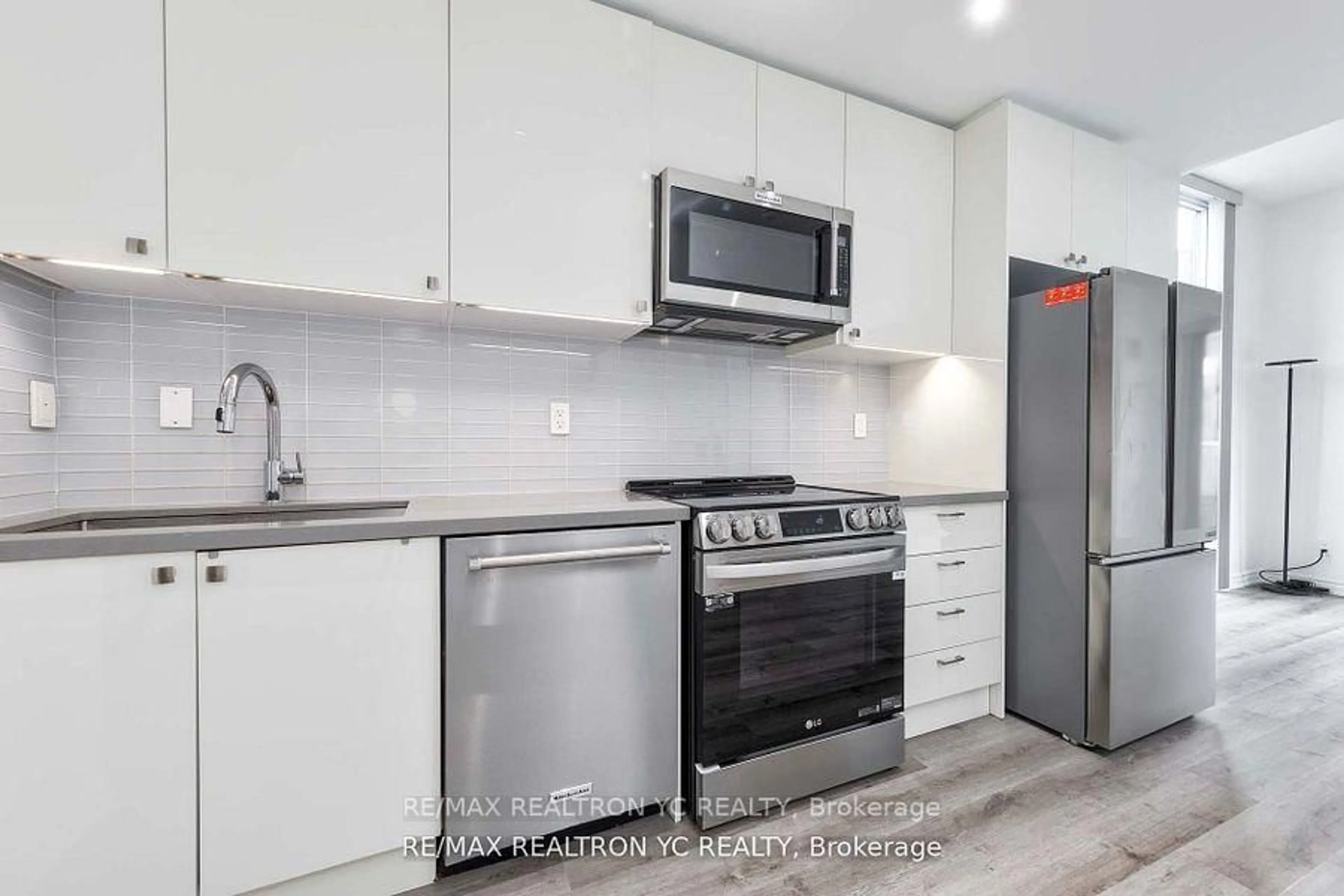 Standard kitchen, unknown for 621 Sheppard Ave #705, Toronto Ontario M2K 0G4