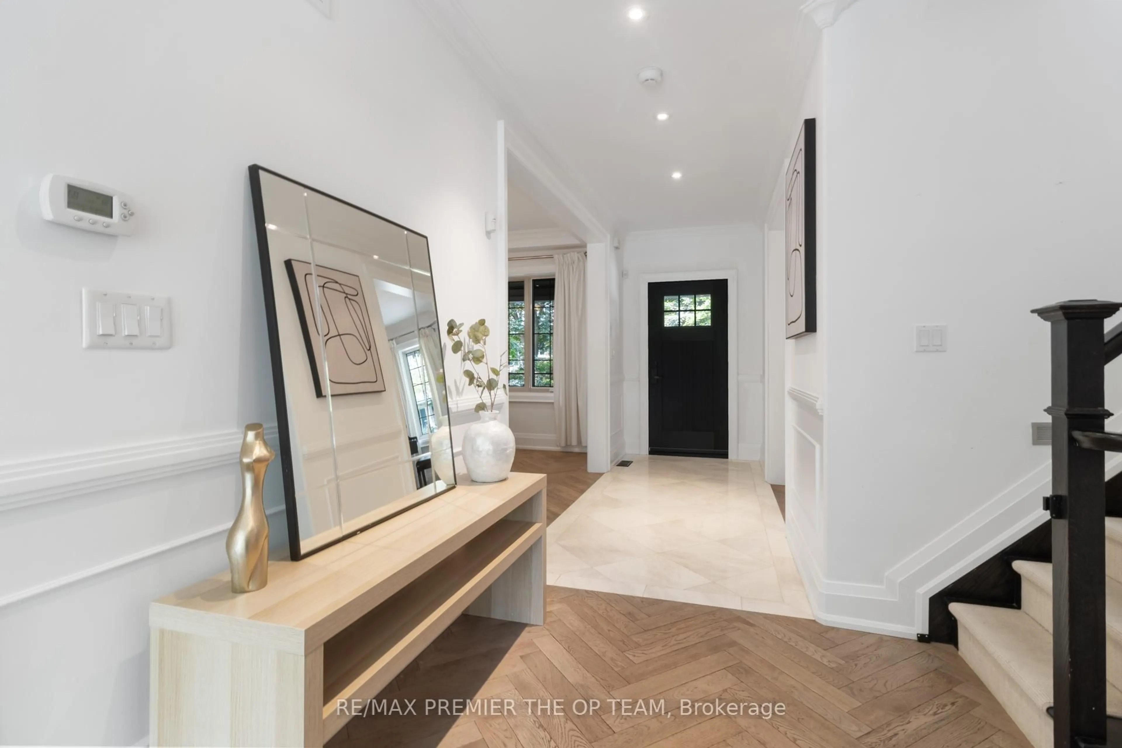 Indoor entryway for 37 St Andrews Gdns, Toronto Ontario M4W 2C9