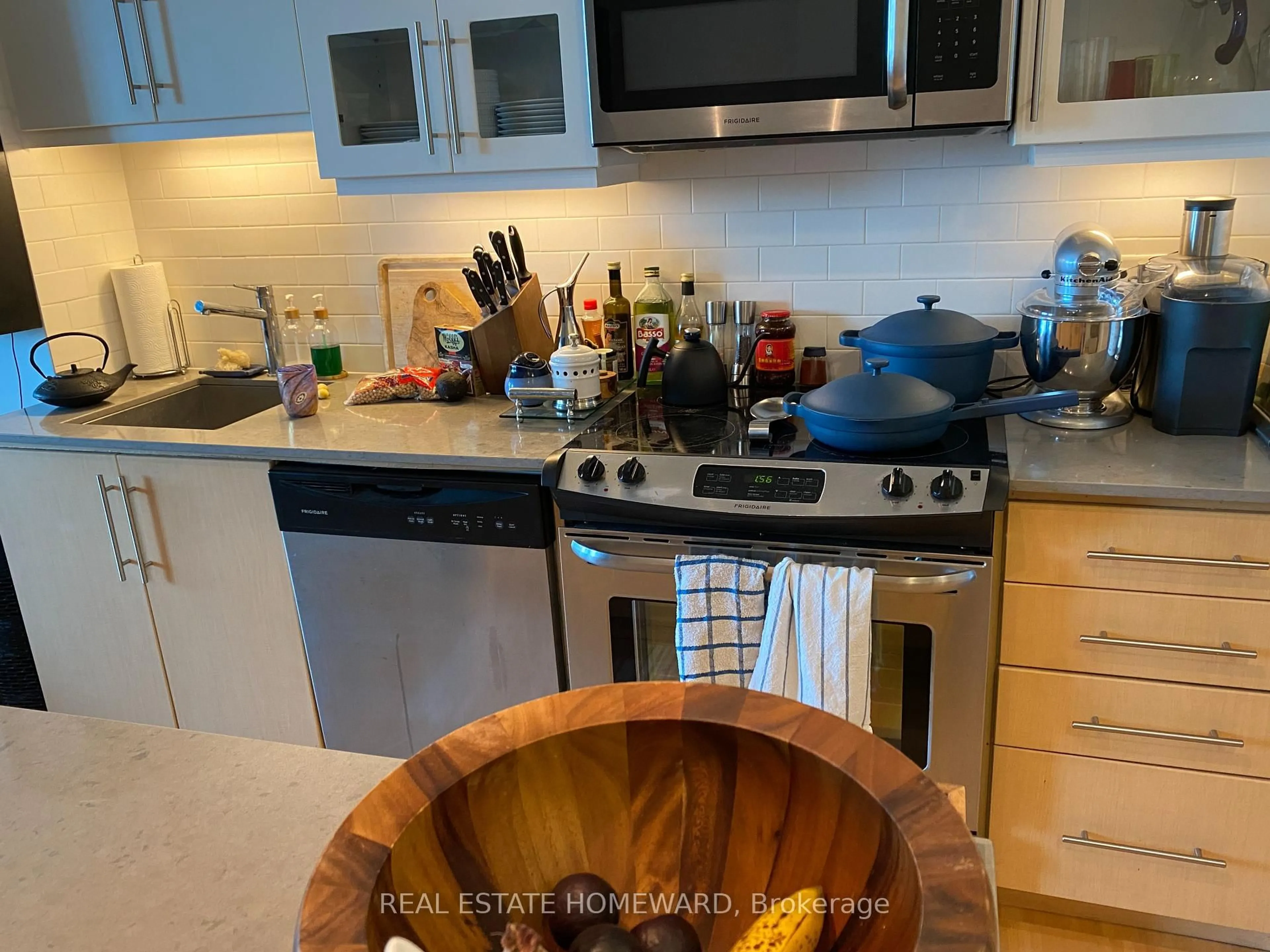 Standard kitchen, unknown for 1171 Queen St #1206, Toronto Ontario M6J 0A5
