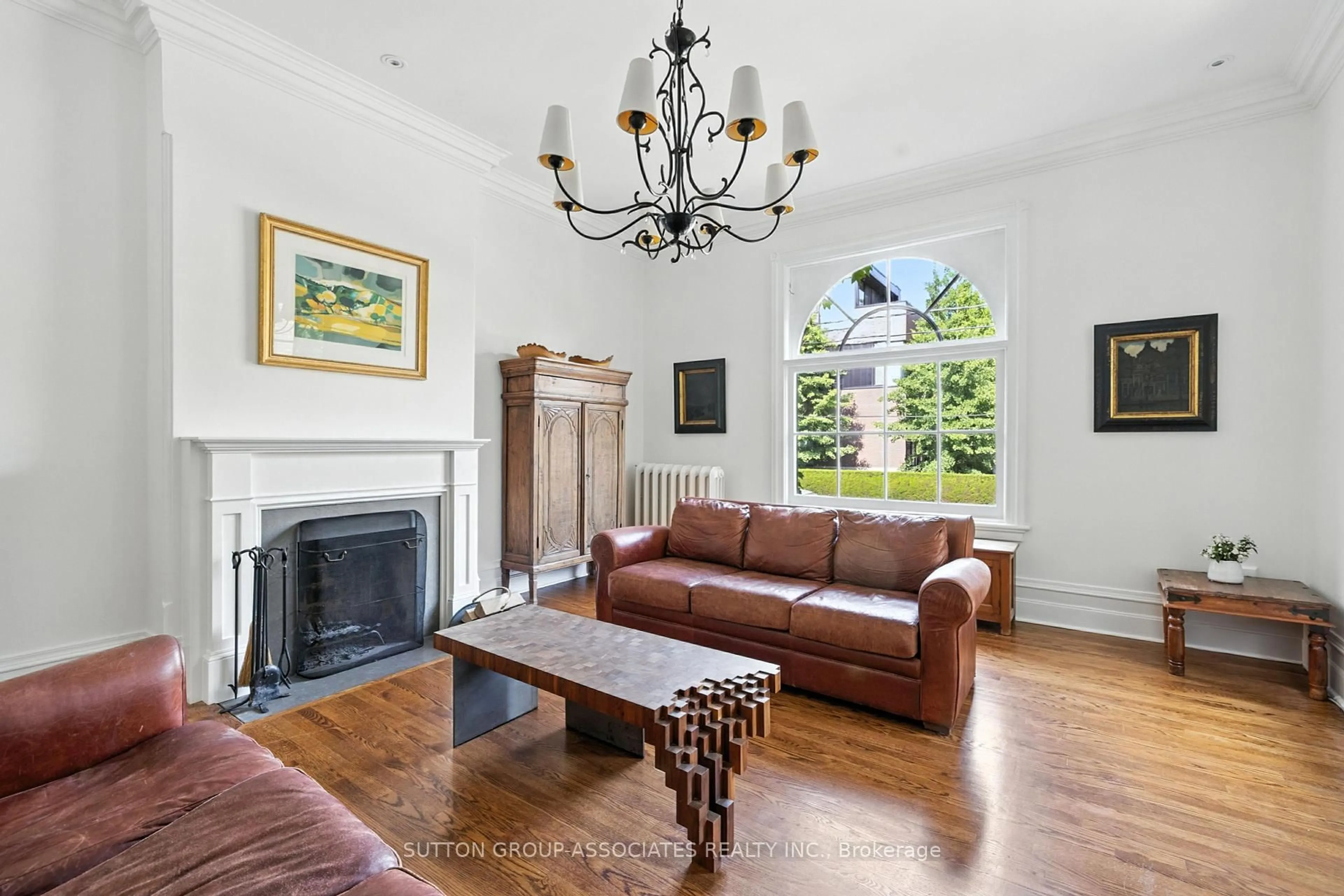 Living room with furniture, unknown for 72 Admiral Rd, Toronto Ontario M5R 2L5
