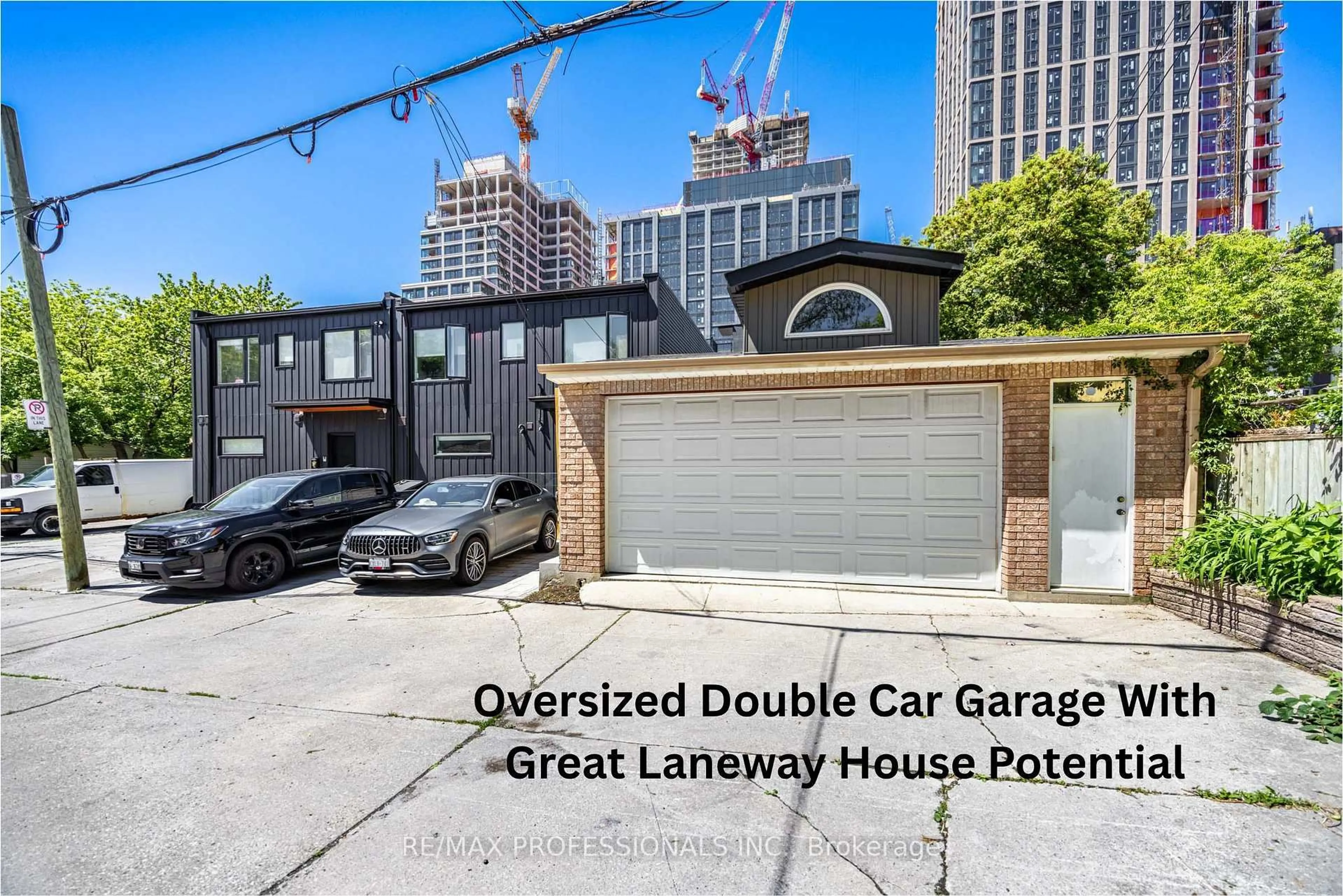Indoor garage for 999 Dufferin St, Toronto Ontario M6H 4B2